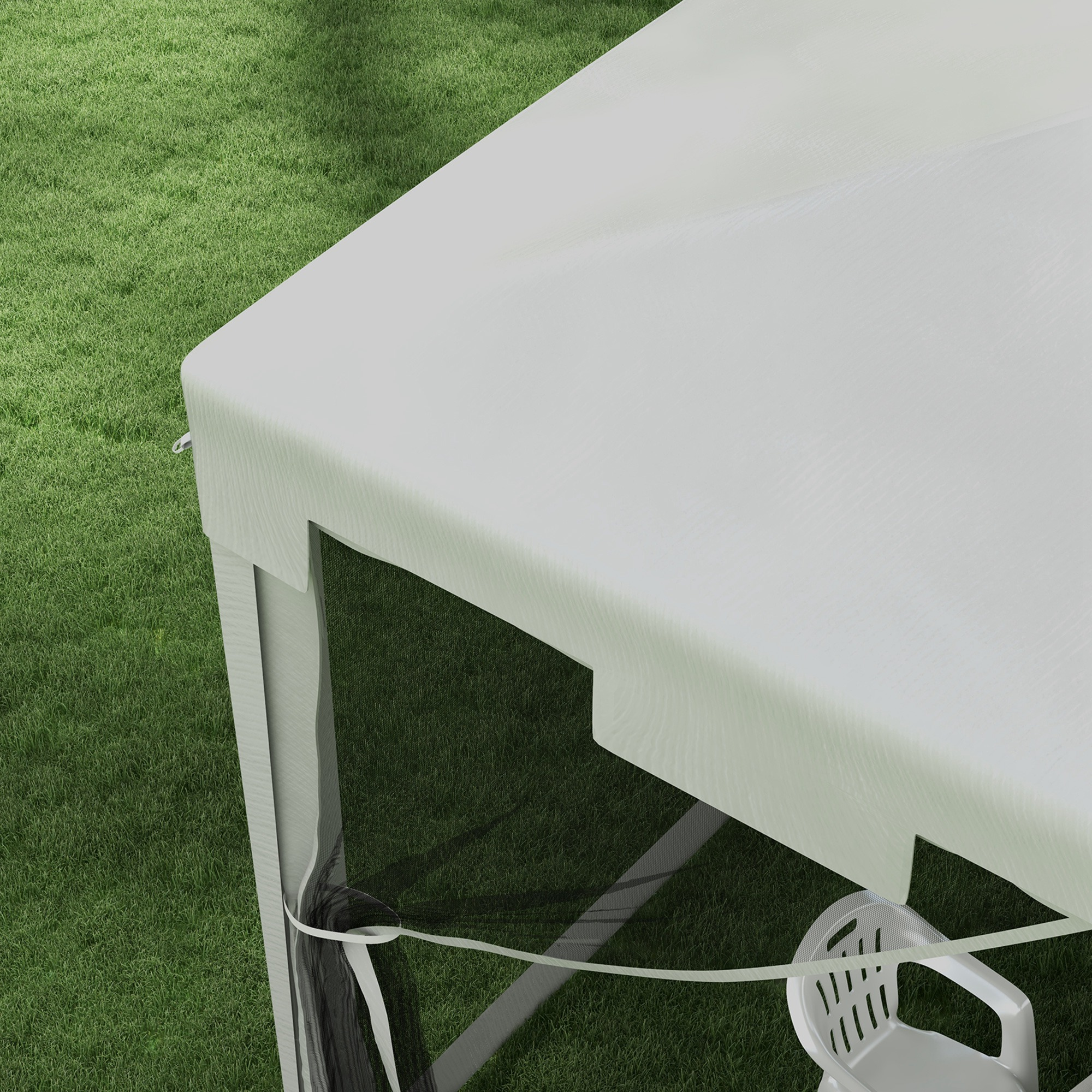 Telo bianco per tenda e prato con una sedia bianca sotto.