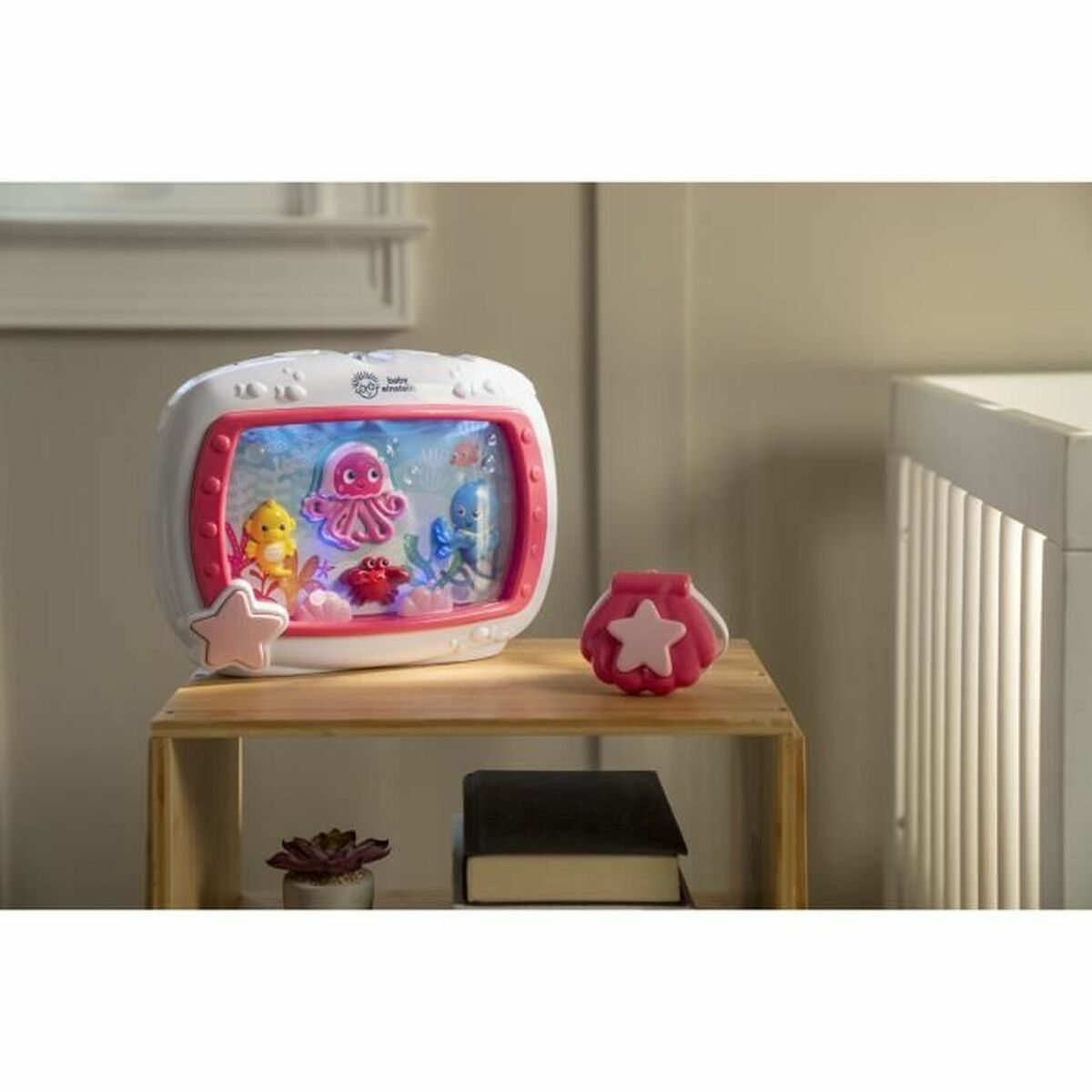 Ein Nachtlicht für Kinder mit Meeresmotiven, darunter ein Oktopus und Fische.