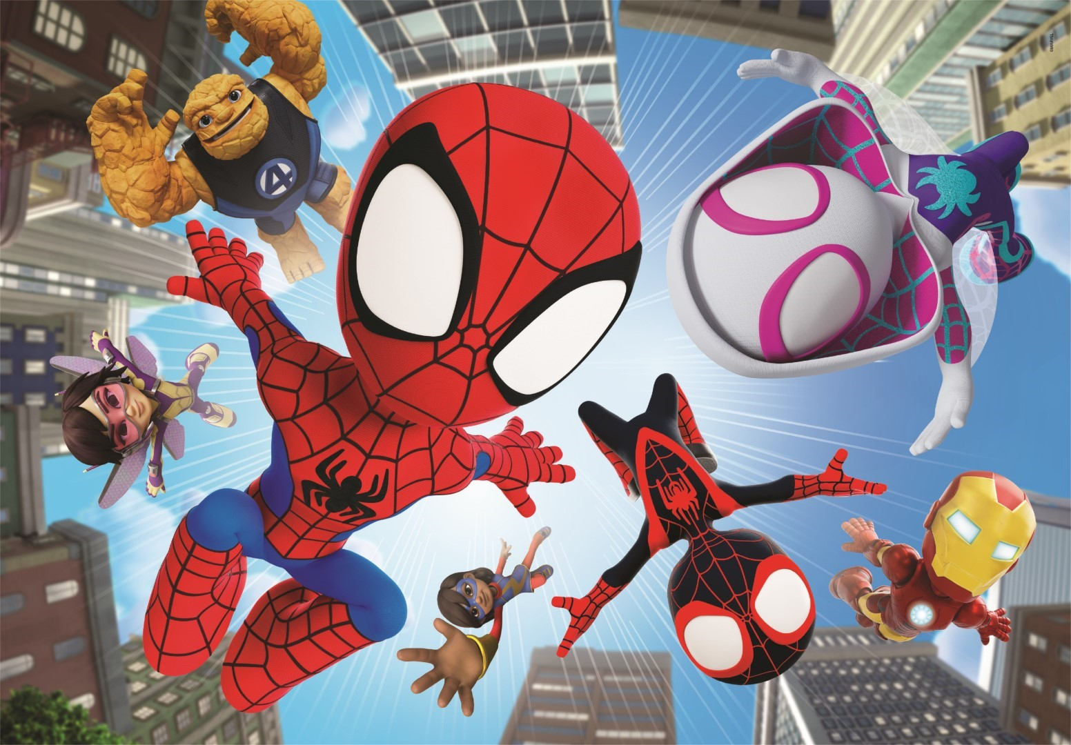 Superhéroes como Spider-Man, Thing, Ghost-Spider y Iron Man vuelan ante un fondo de ciudad.
