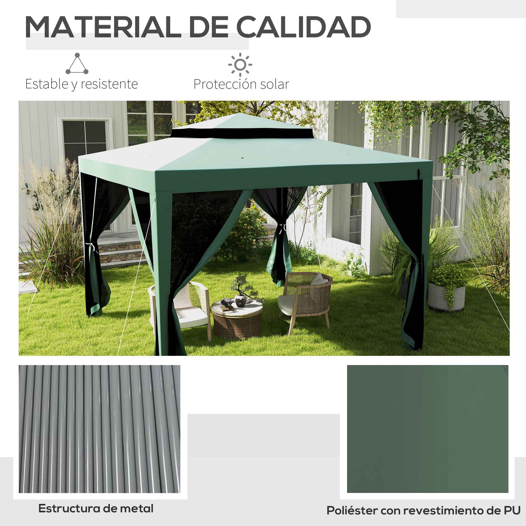 Un cenador verde con cortinas negras se alza en un césped frente a una casa.