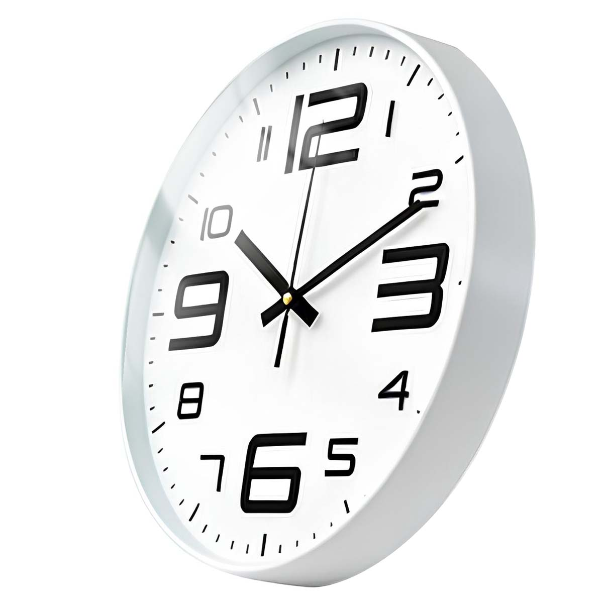 Eine weiße Wanduhr mit schwarzen Ziffern und Zeigern.