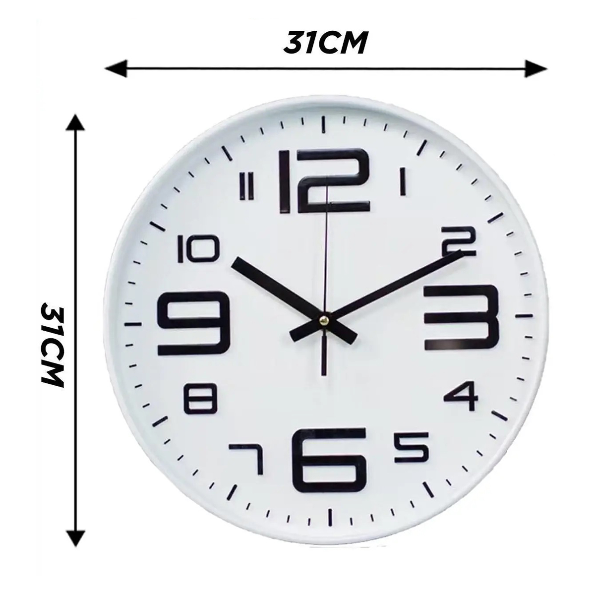 Eine weiße Wanduhr mit schwarzen Ziffern und Zeigern, 31 cm Durchmesser.