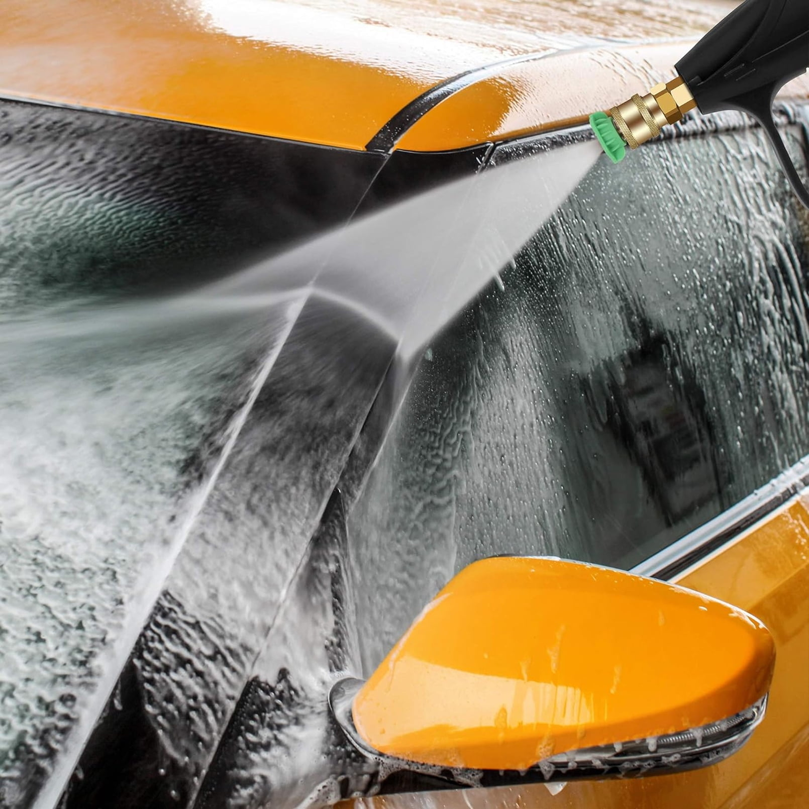 Ein Hochdruckreiniger sprüht Wasser auf ein gelbes Auto.