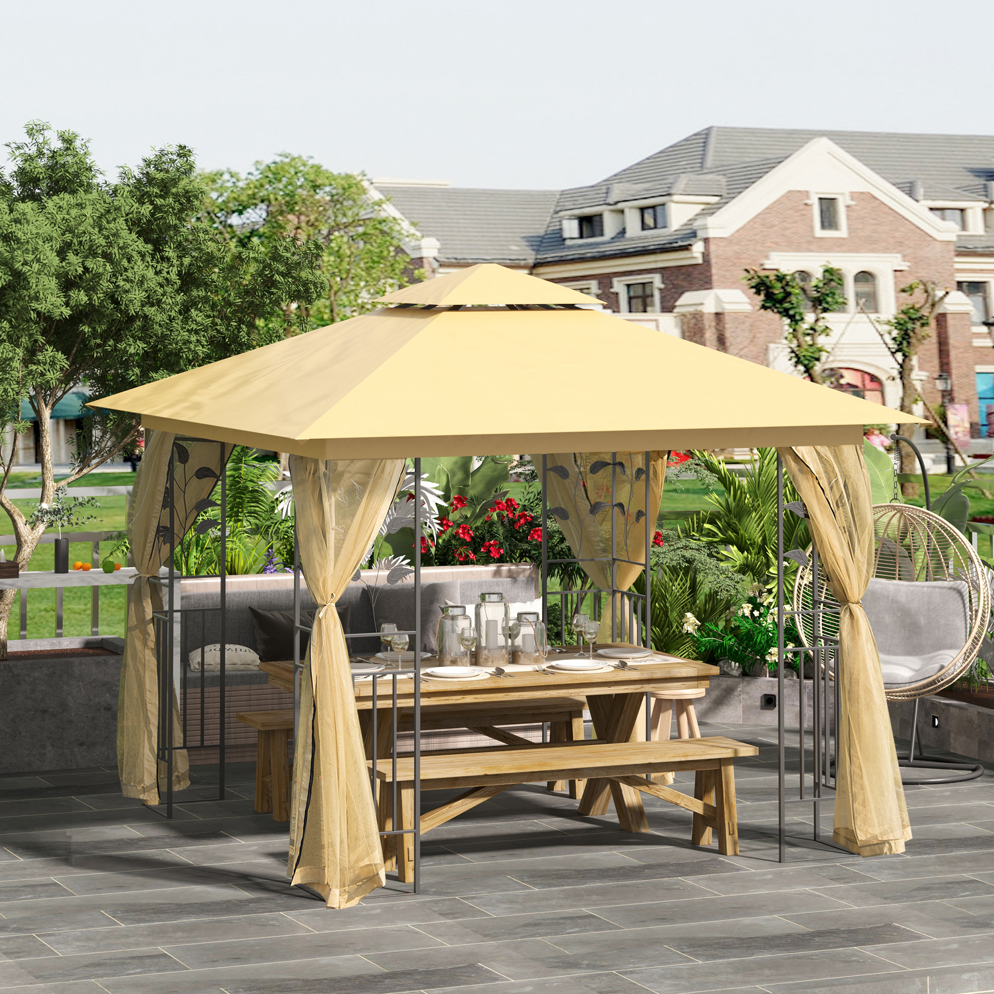 Una pergola gialla con zona pranzo esterna e sedia sospesa.