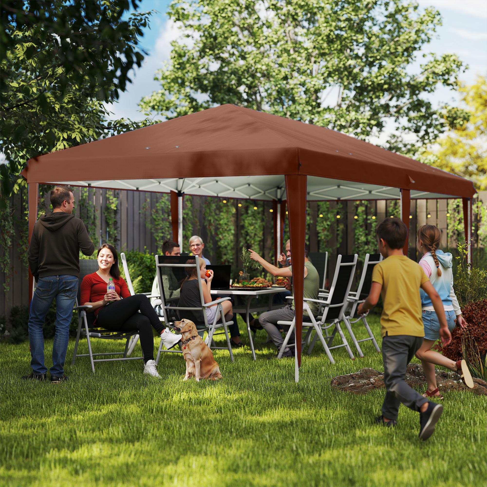 Reunión familiar bajo un toldo marrón en un patio trasero con mesa y sillas.
