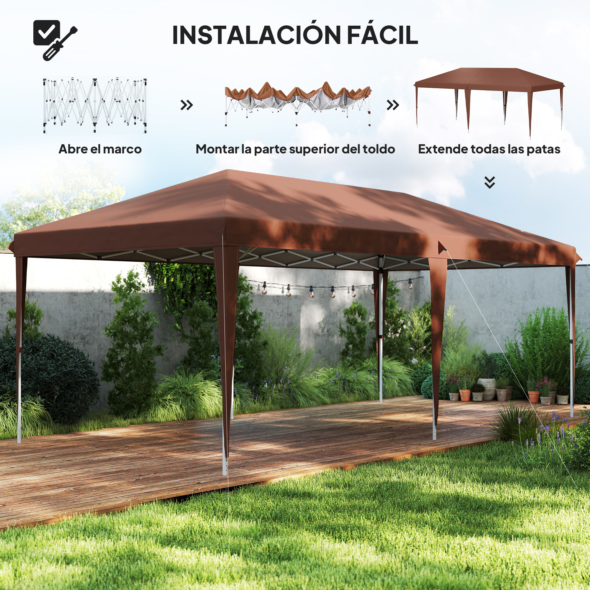 Una carpa marrón está en un jardín sobre una terraza de madera, rodeada de verde.