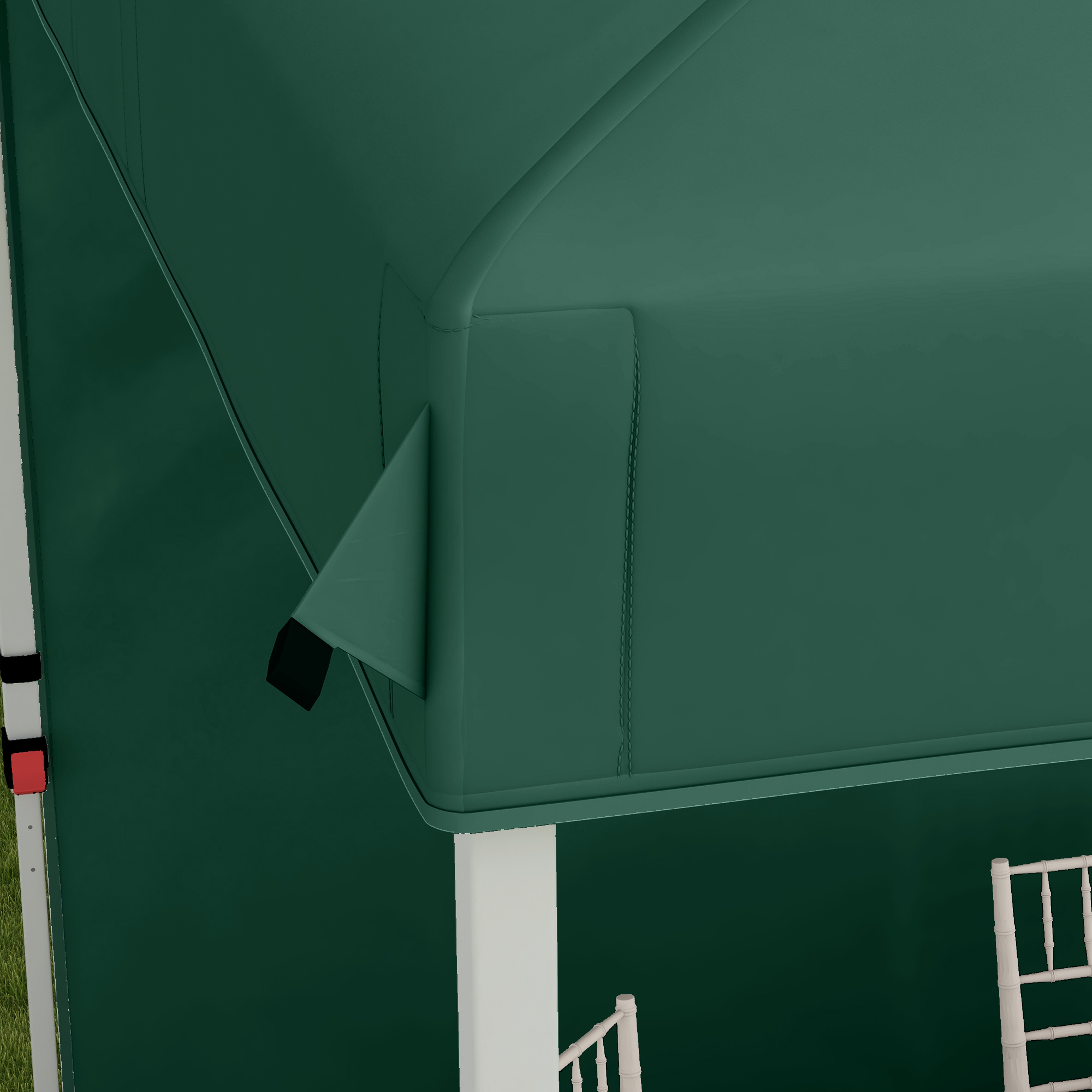 Una carpa verde con pilar blanco y silla blanca al fondo.