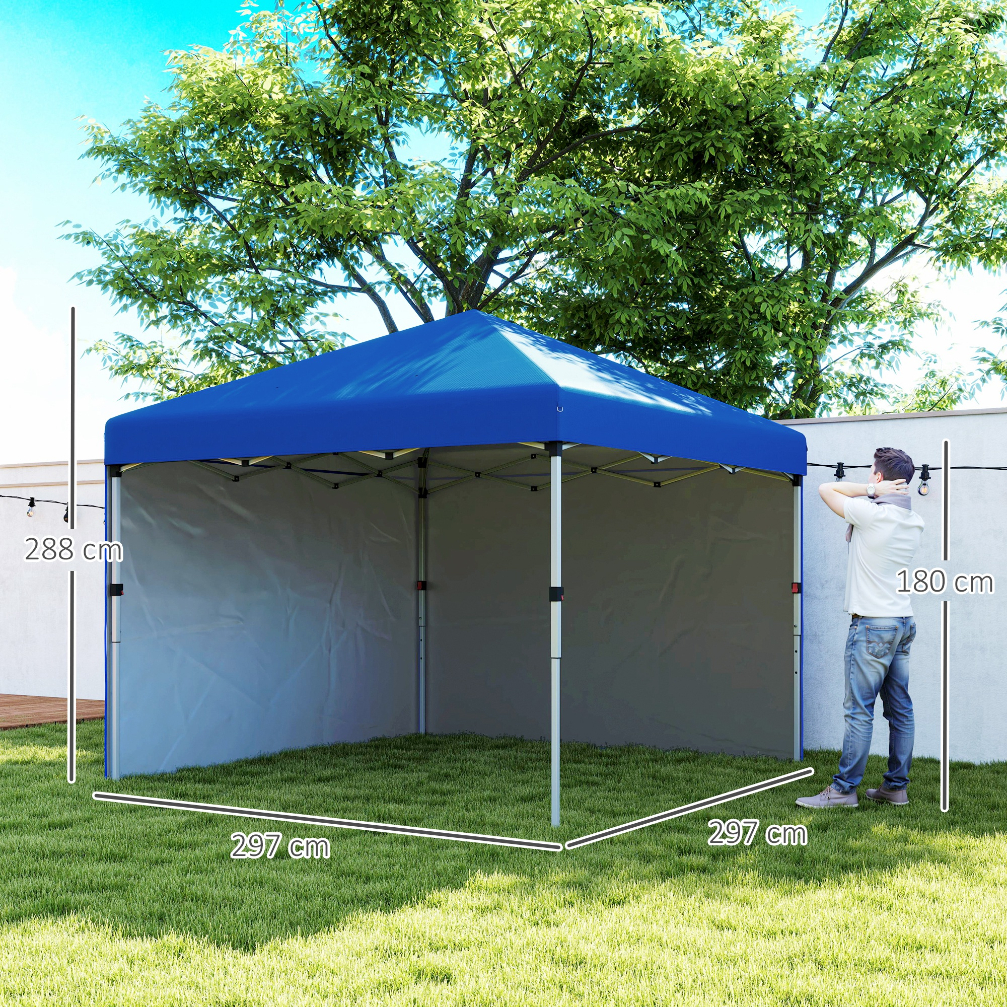 Un hombre junto a un toldo azul en un jardín. Se indican dimensiones.