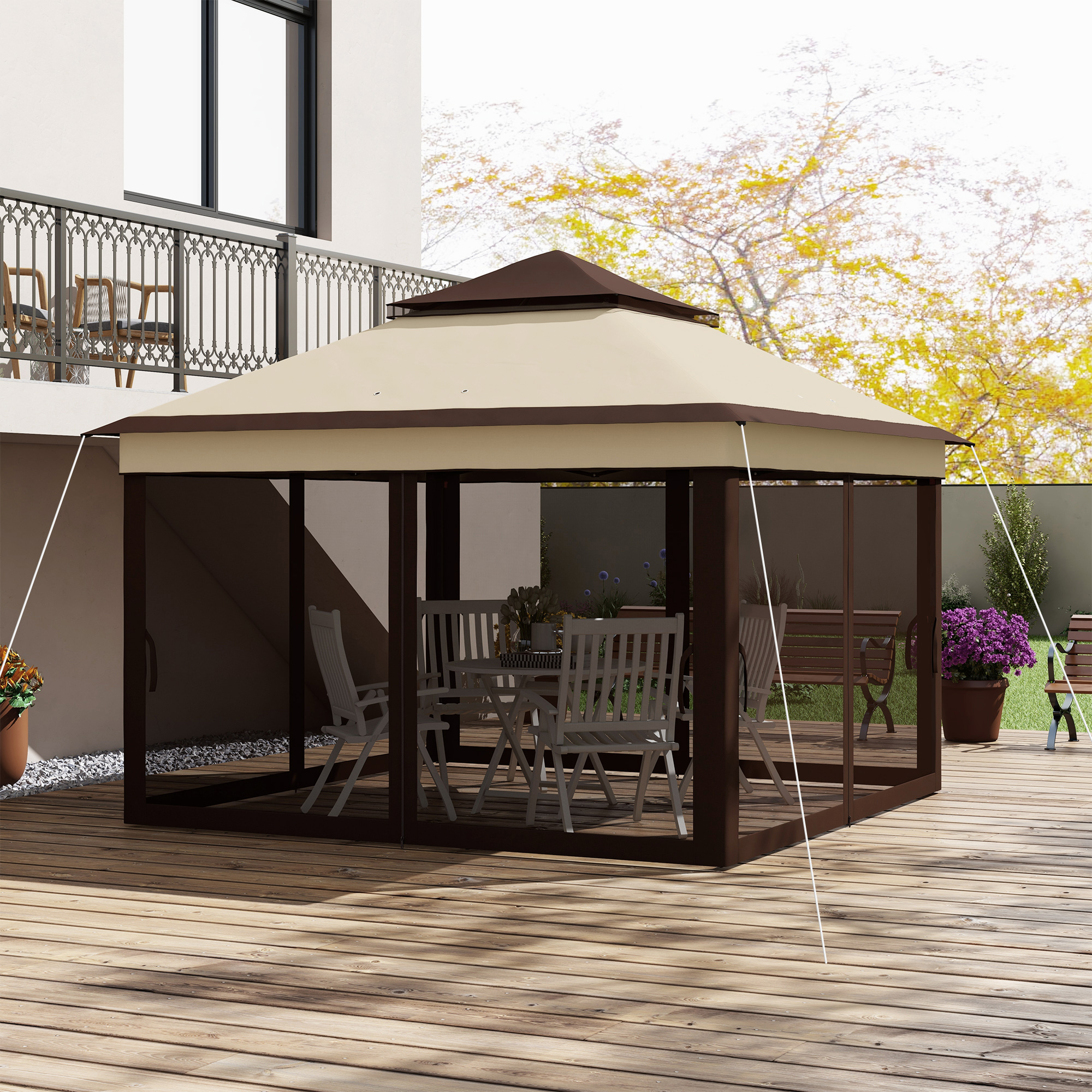 Una carpa beige con mosquitero y techo marrón está sobre una terraza de madera.
