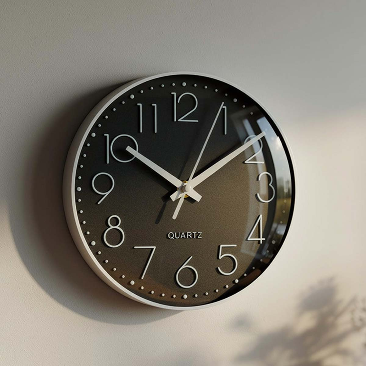Eine Wanduhr mit schwarzem Zifferblatt, weißen Ziffern und Zeigern.