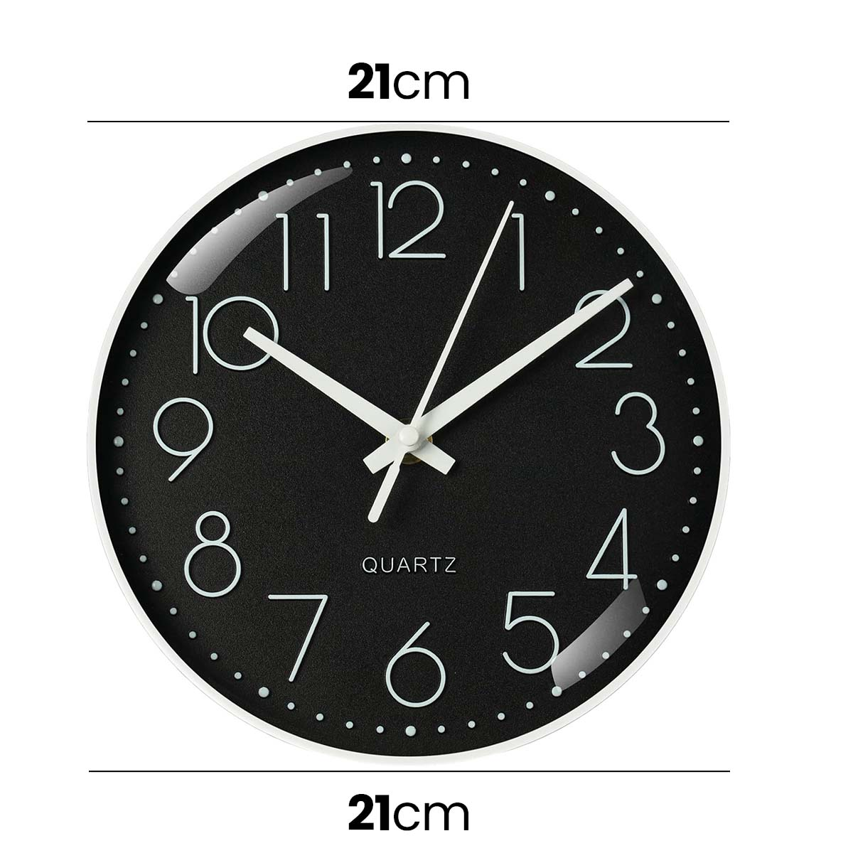 Eine schwarze Wanduhr mit weißen Ziffern und Zeigern.