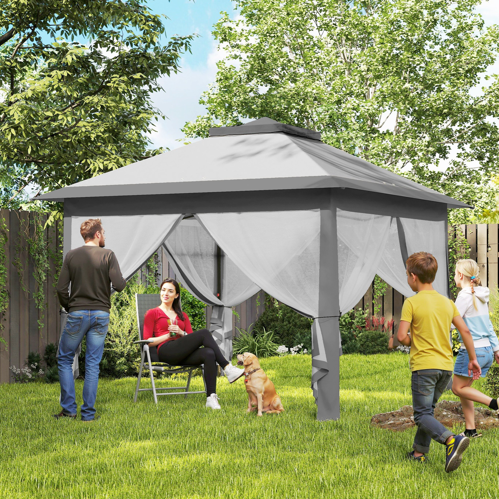 Famiglia e cane si rilassano sotto un gazebo in giardino.