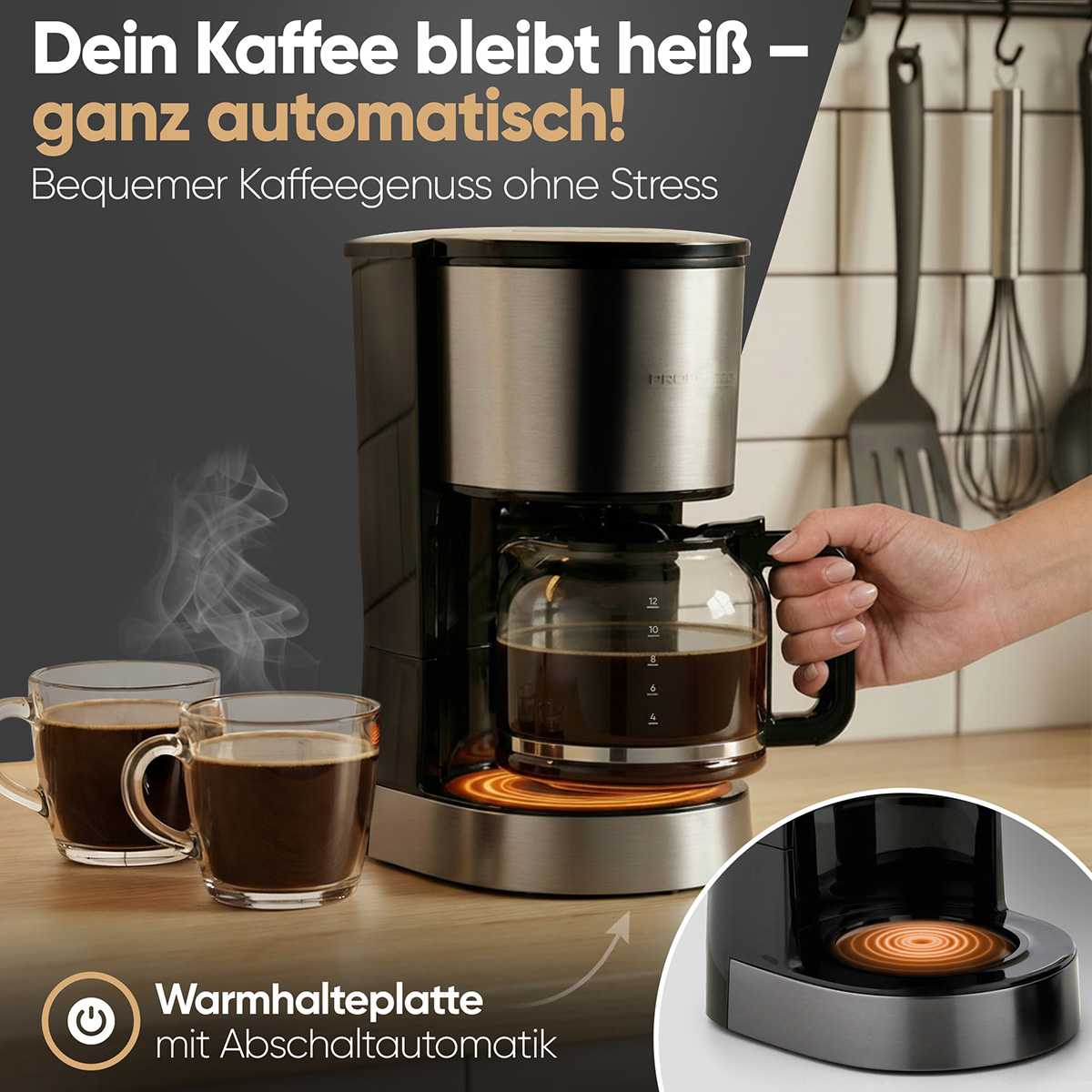 Una macchina da caffè con caraffa di vetro e due tazze di caffè fumante.