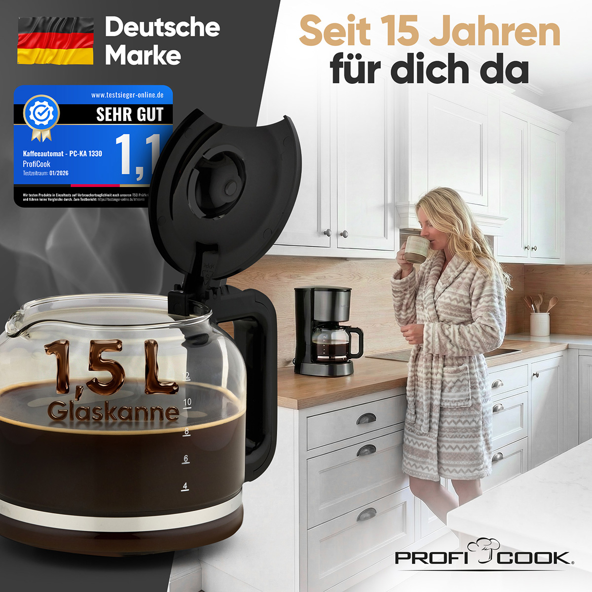 Donna beve caffè vicino a una macchina da caffè con caraffa di vetro.
