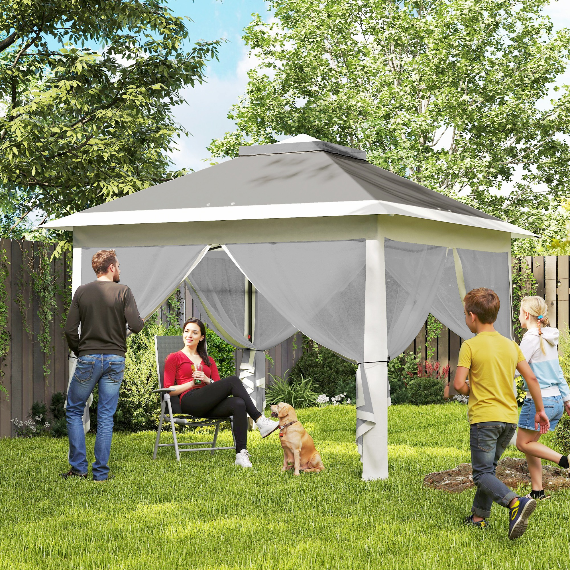 Famiglia che si gode il giardino sotto un gazebo con un cane.
