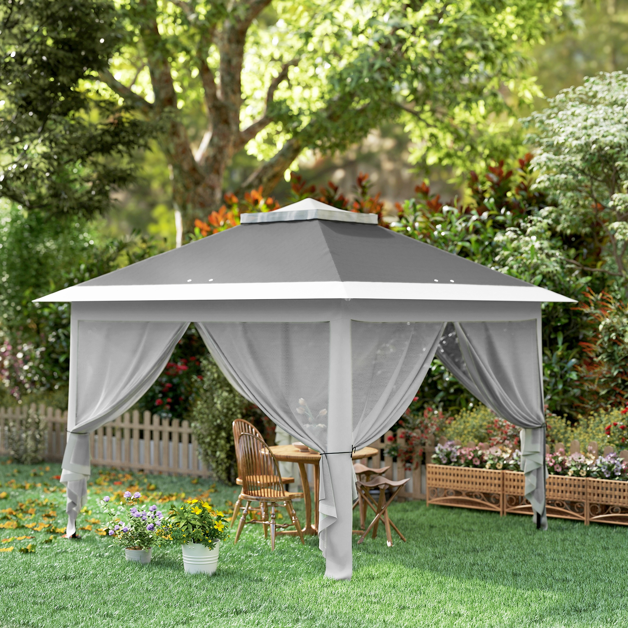Un gazebo grigio con tende bianche si trova su un prato fiorito.