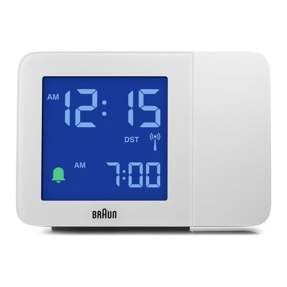 Un réveil numérique Braun blanc affiche 12:15 et 7:00.
