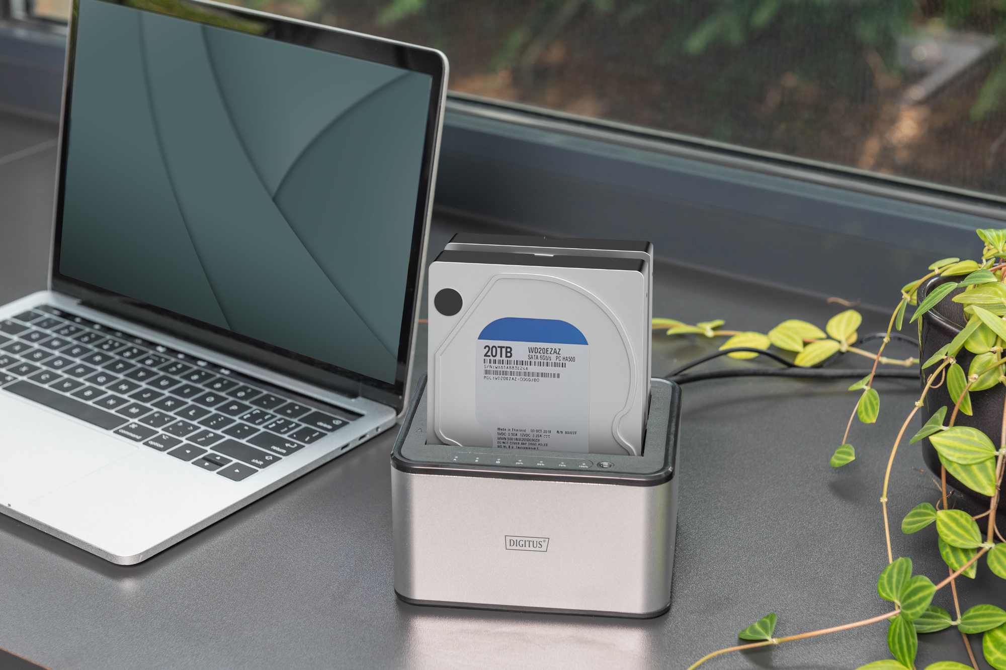 20 TB'lık sabit disk takılı dizüstü bilgisayarın yanında.