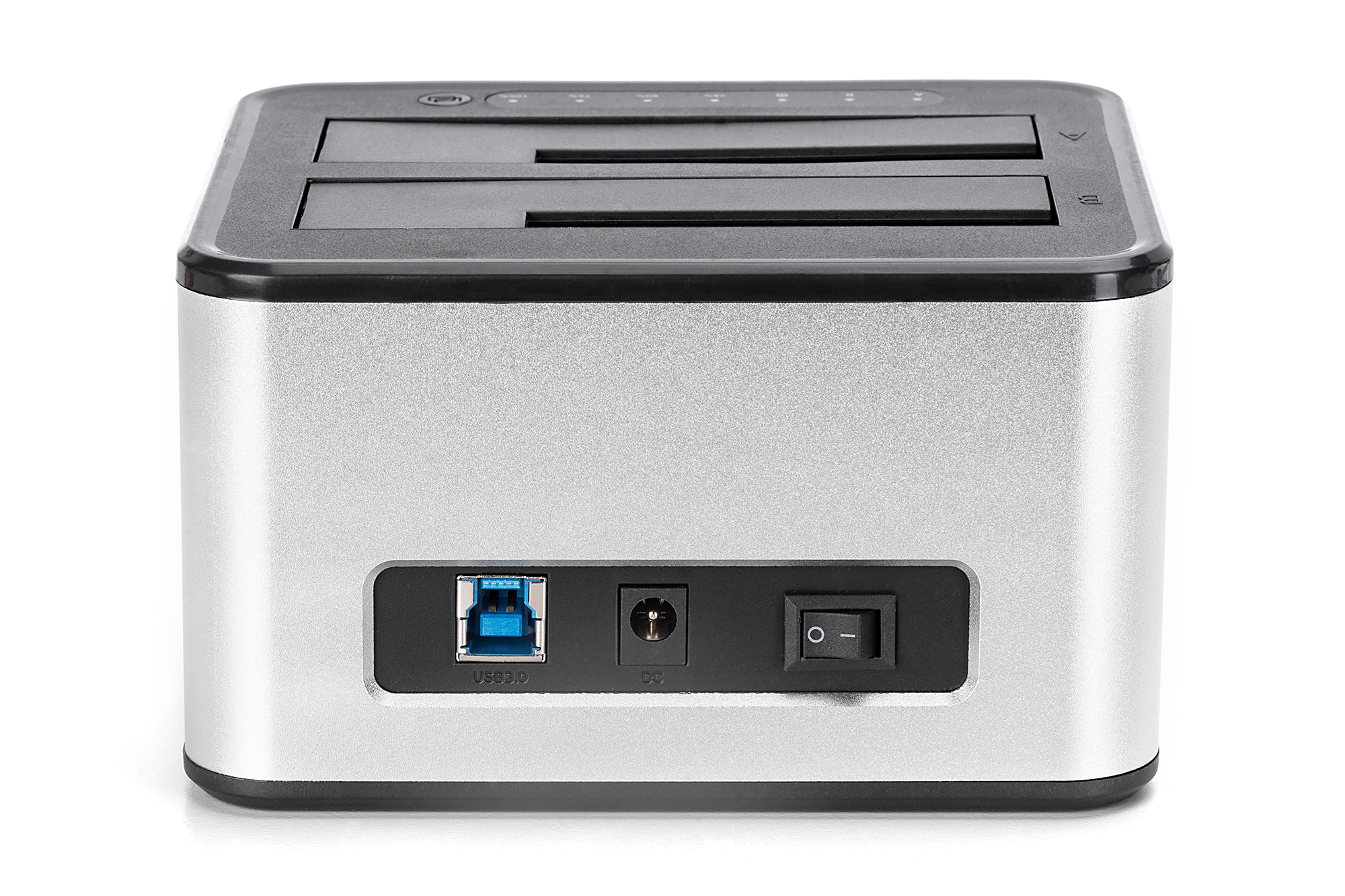 Gümüş renkli çift yuvalı HDD dock istasyonu, USB 3.0, DC bağlantı noktası ve güç anahtarı.
