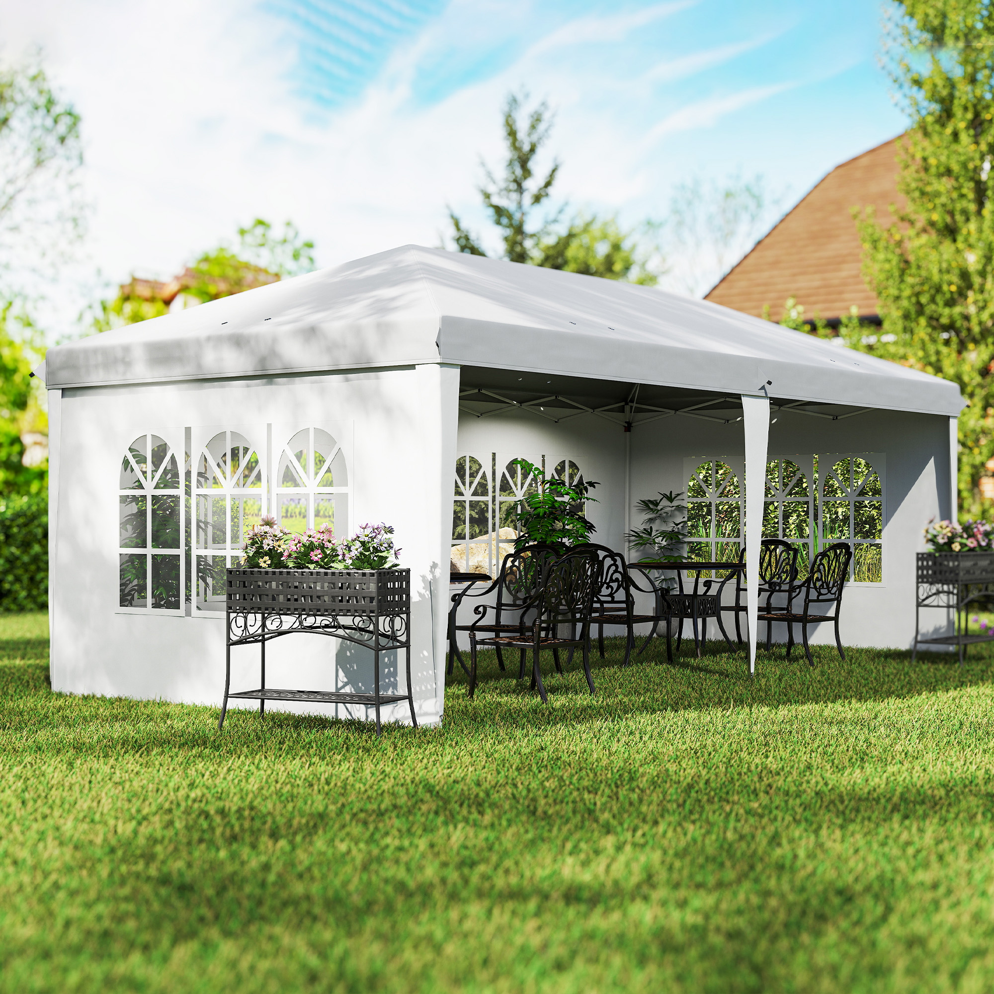Una tenda bianca da festa con mobili da giardino.