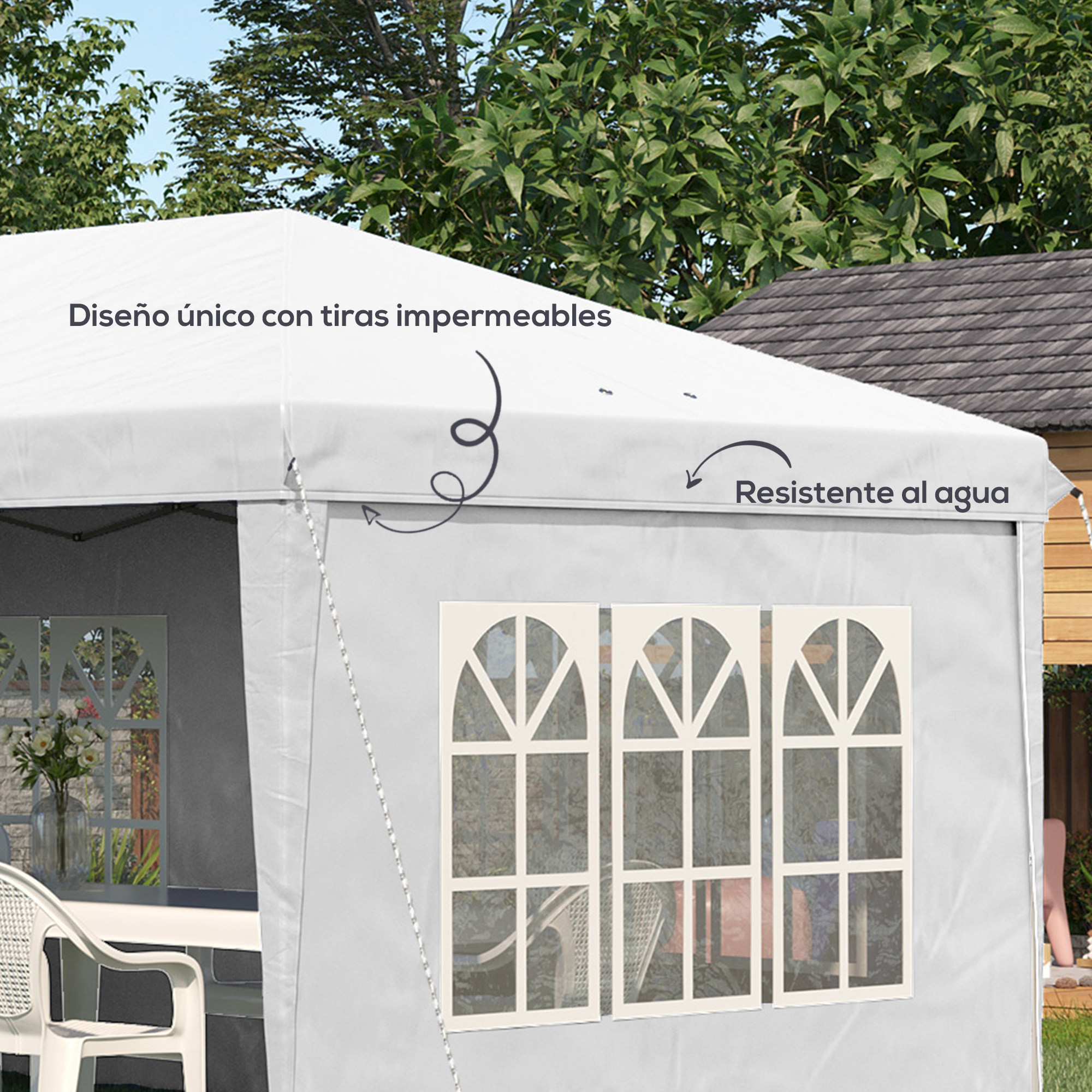 Una carpa gris con ventanas y muebles de exterior, rodeada de árboles.