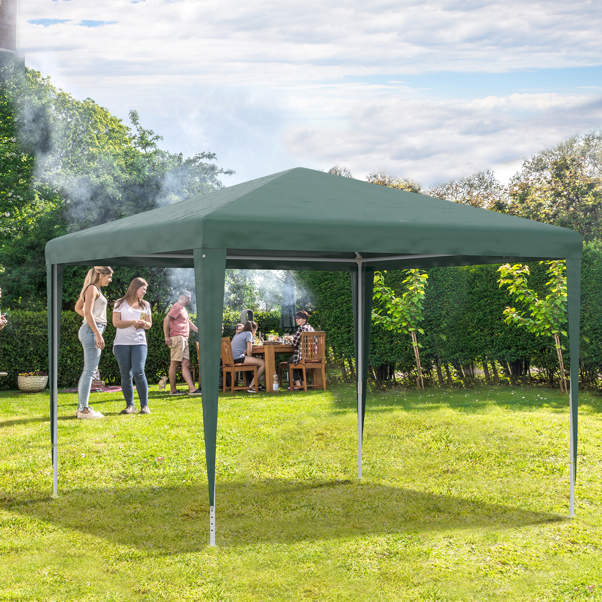 Tenda gazebo verde in giardino con persone che chiacchierano e grigliano.