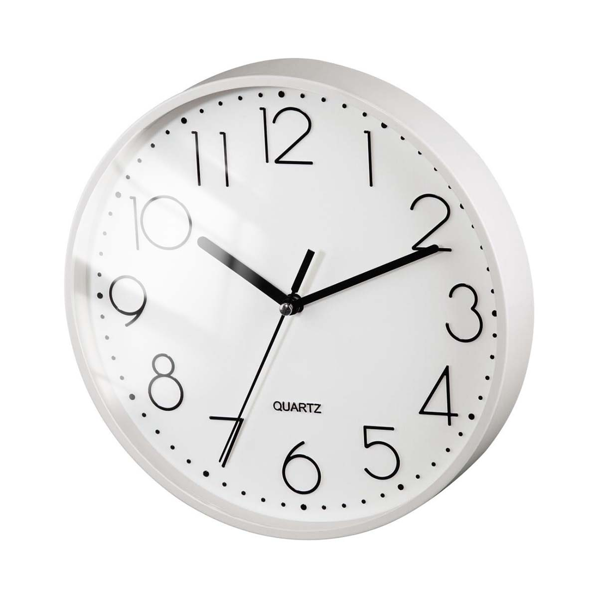 Eine weiße Wanduhr mit schwarzen Ziffern und Zeigern. Aktuelle Zeit: 10:09.