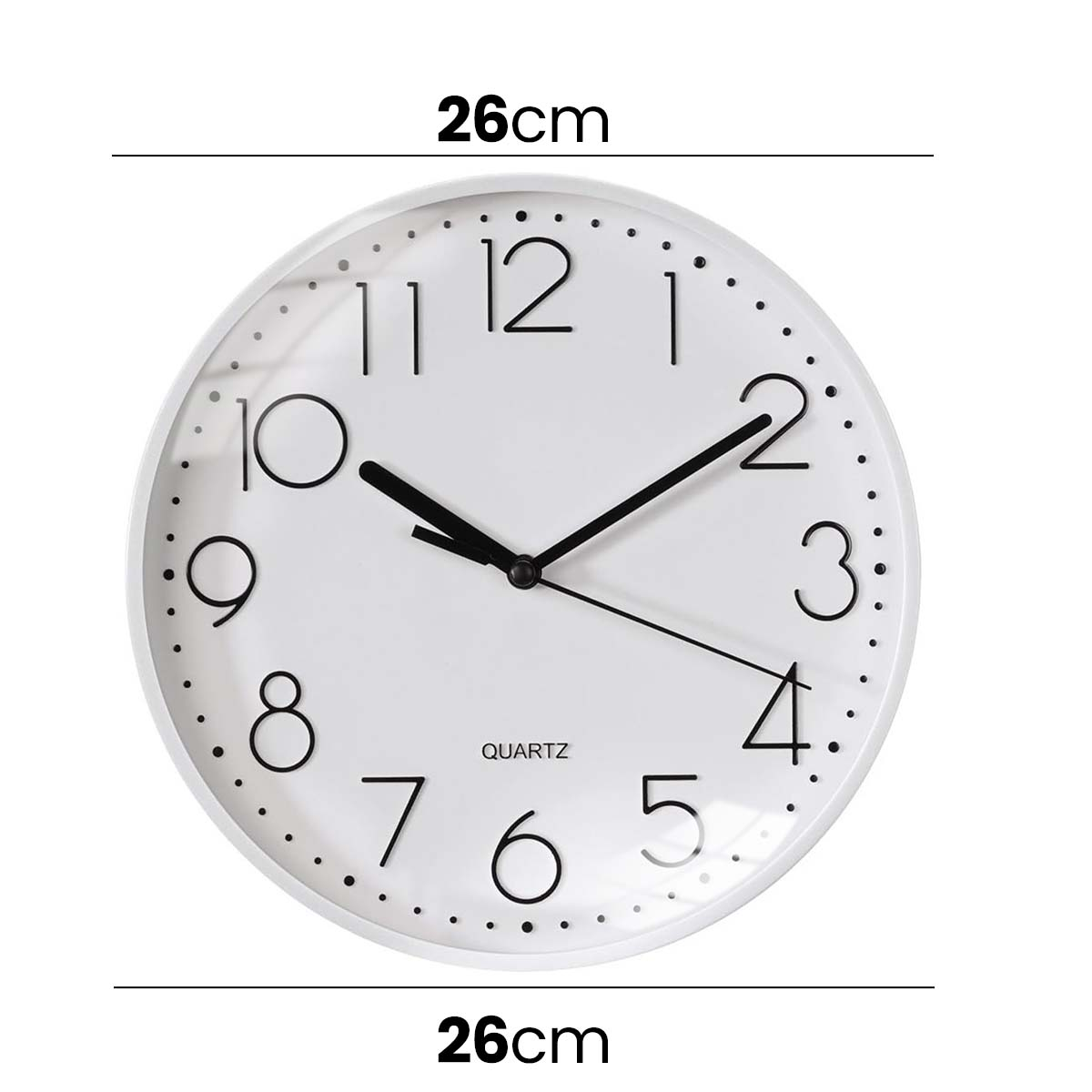 Eine weiße Wanduhr mit schwarzen Ziffern und Zeigern. Der Durchmesser beträgt 26 cm.