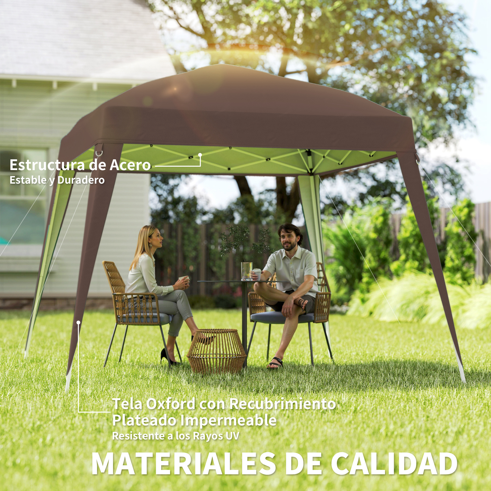 Una pareja se sienta bajo un toldo marrón en un patio.