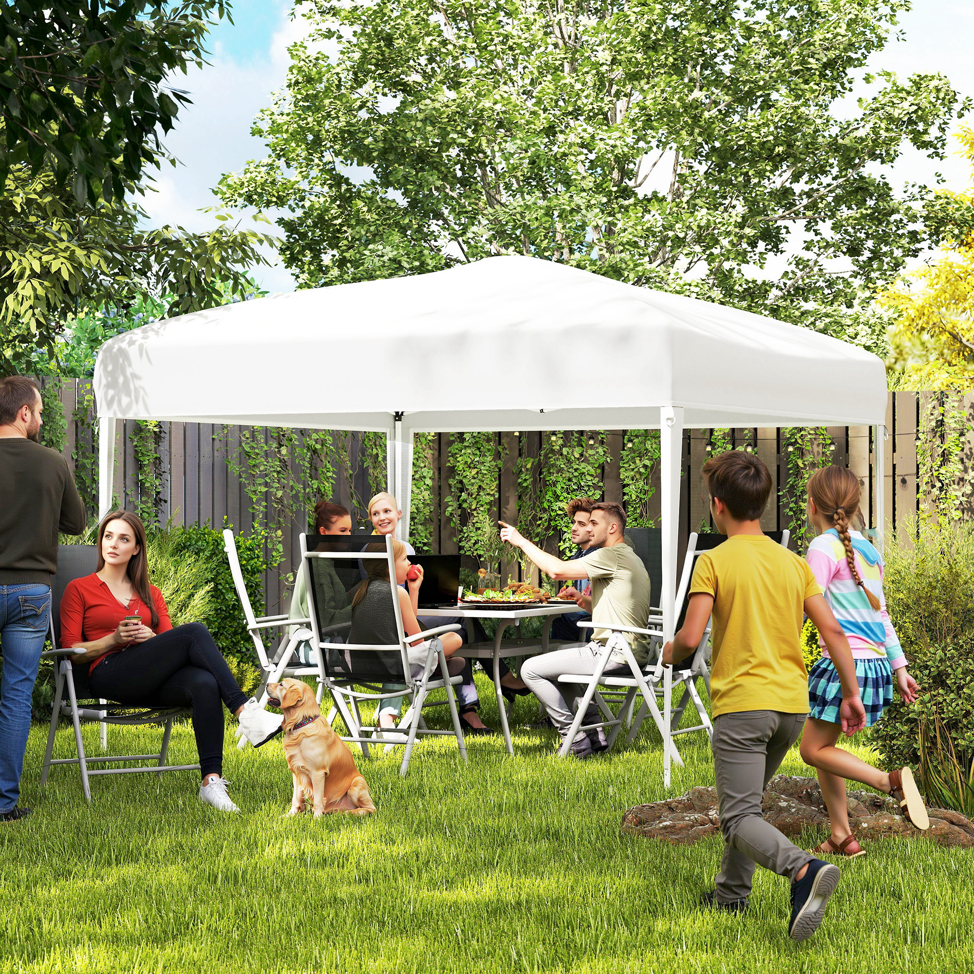 Gente disfrutando de un picnic en el jardín bajo un gazebo blanco con comida en la mesa.
