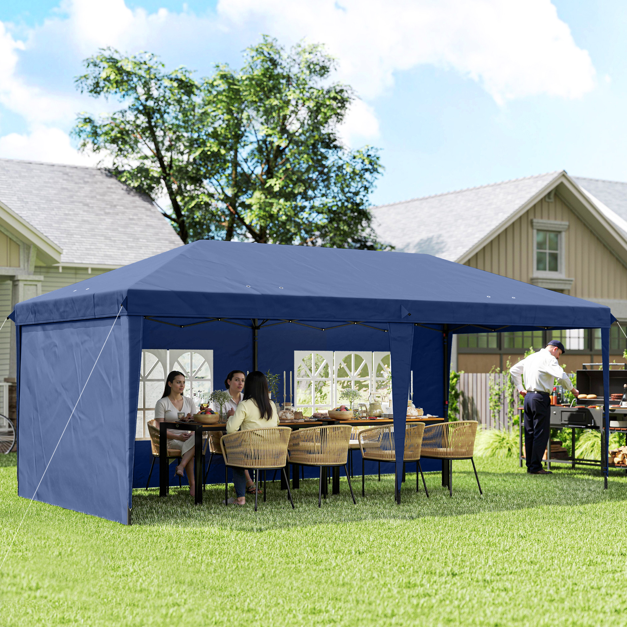 Fiesta al aire libre con carpa azul, mesa y barbacoa.
