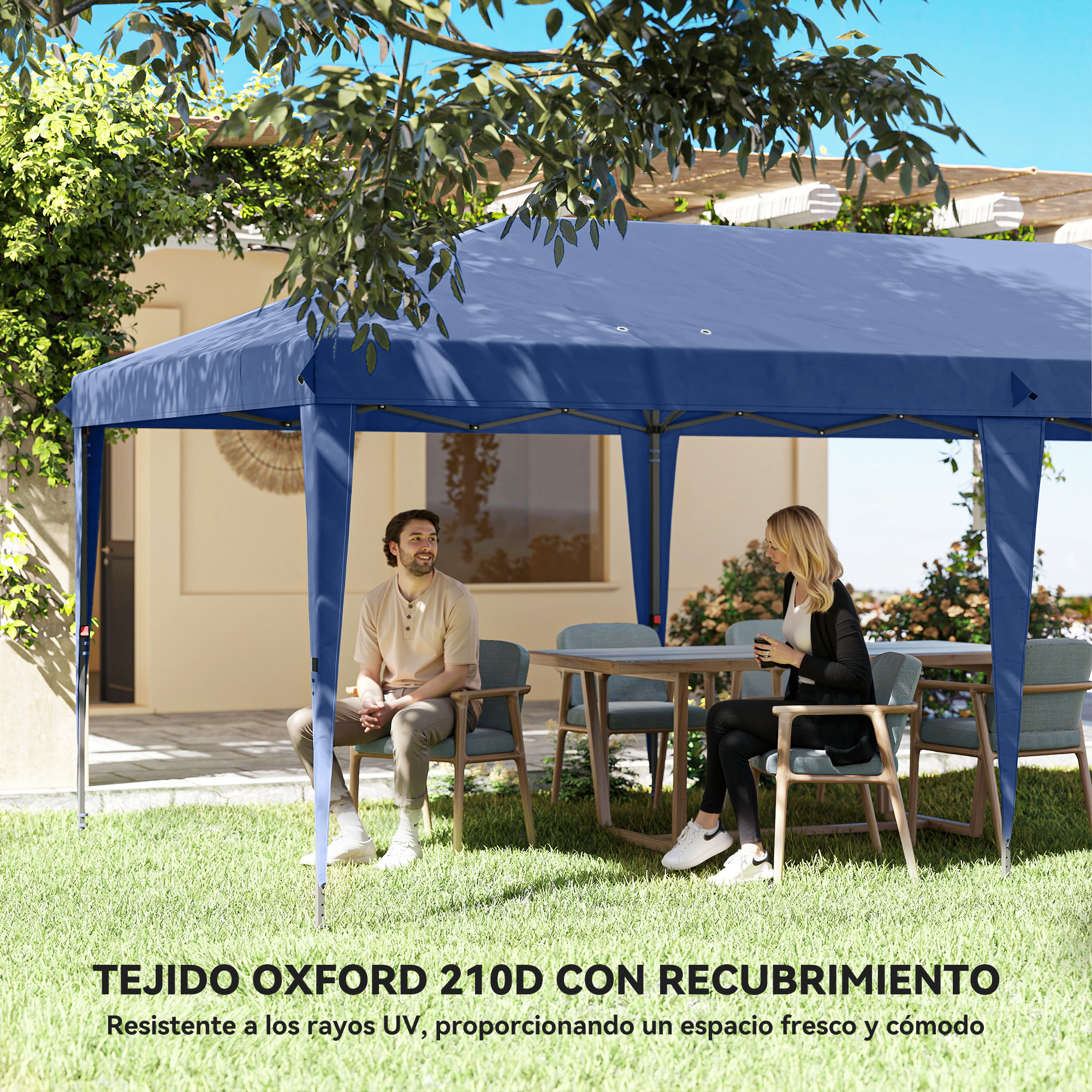 Un hombre y una mujer se sientan bajo un toldo azul en un patio.