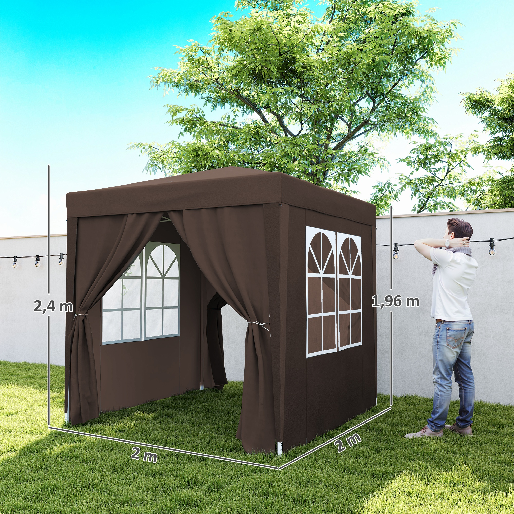 Cenador marrón con ventanas en jardín, medidas 2x2m, altura 2,4m.