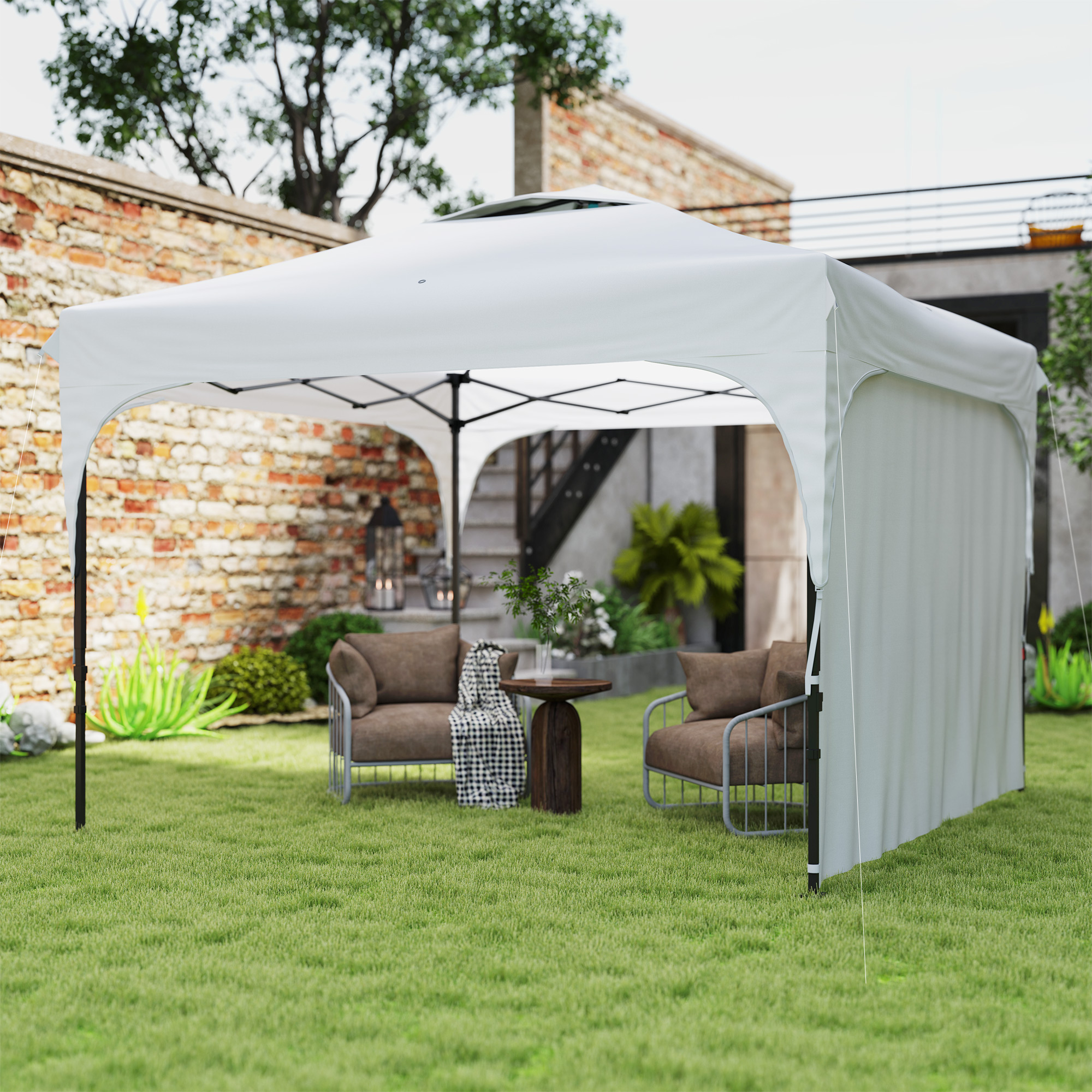 Una tenda bianca su prato verde con due poltrone marroni e un tavolino.