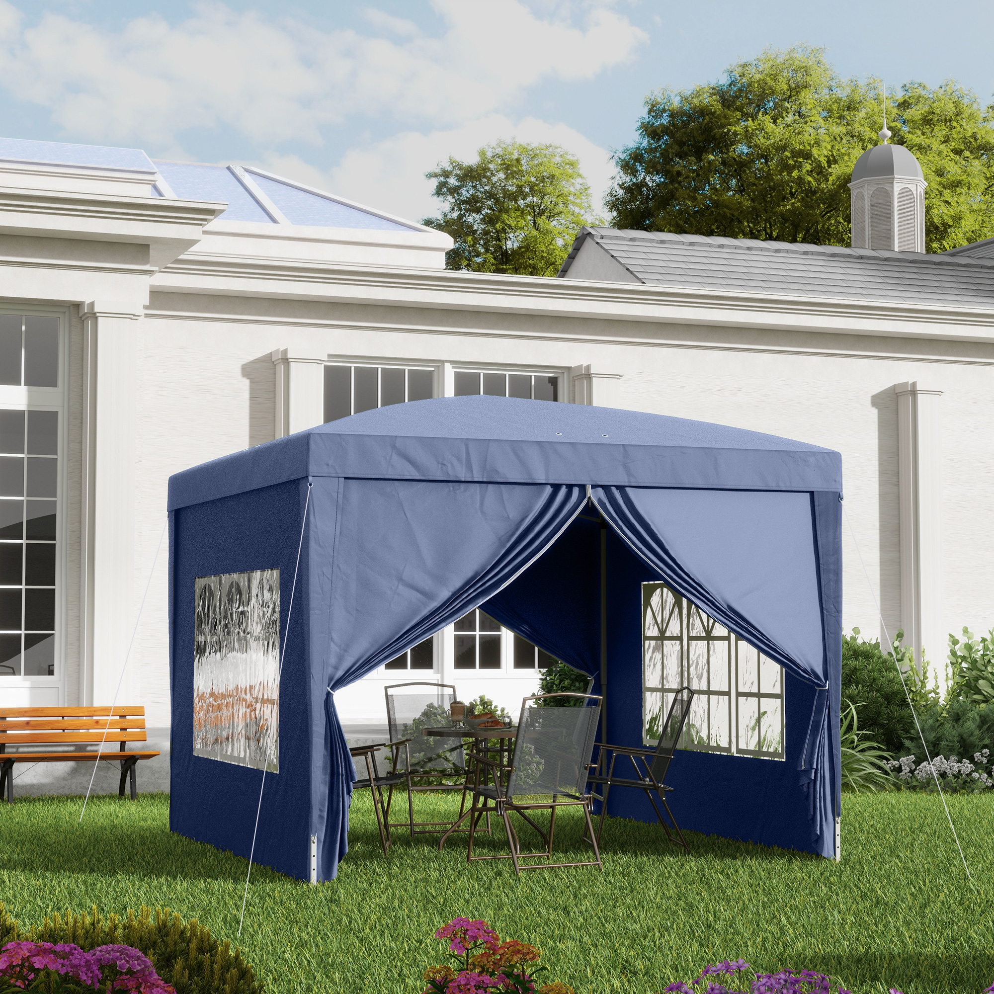 Un gazebo azul con mesa y sillas en un jardín, junto a una casa blanca.