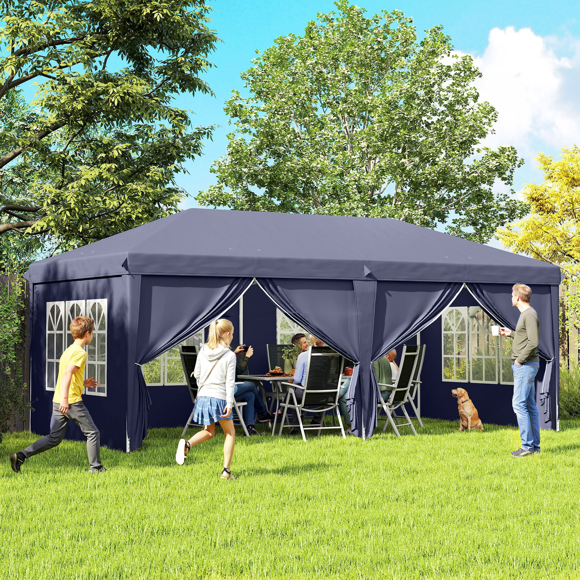 Famiglia riunita sotto una tenda blu navy in giardino con un cane.