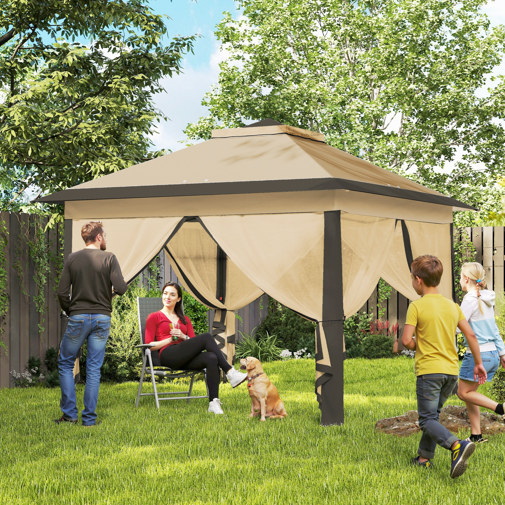 Famiglia e cane si rilassano sotto un gazebo in giardino.