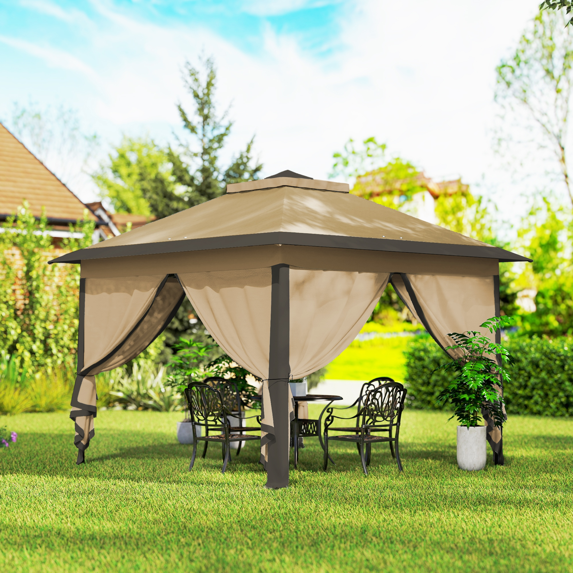 Un gazebo beige con tende si trova su un prato verde, con due sedie e un tavolo.