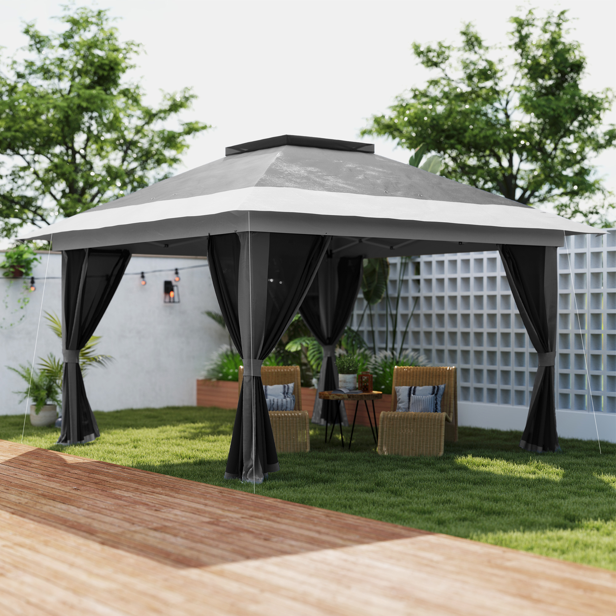 Una tenda da giardino con tende nere si trova in un giardino su erba verde.