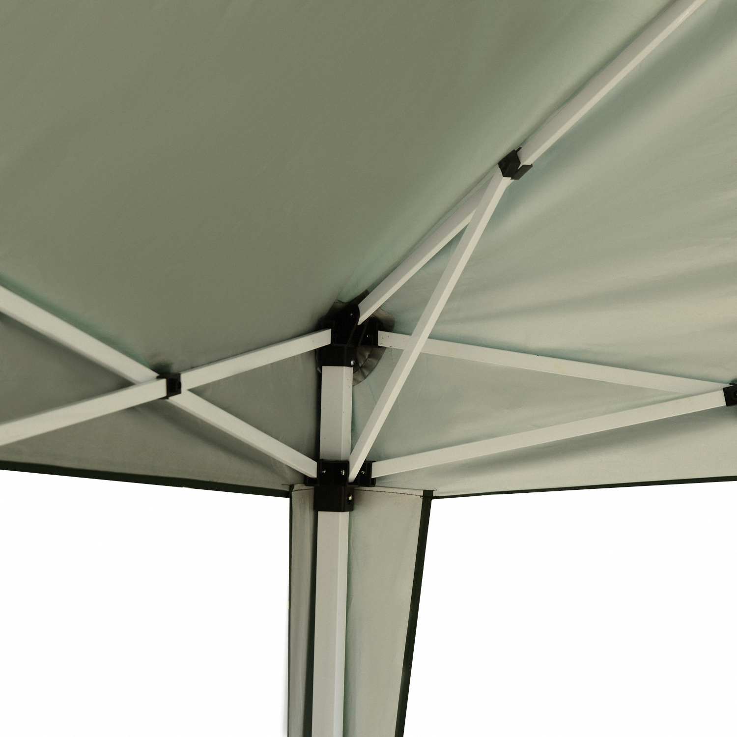 Primer plano de la estructura interior de una carpa con postes blancos.