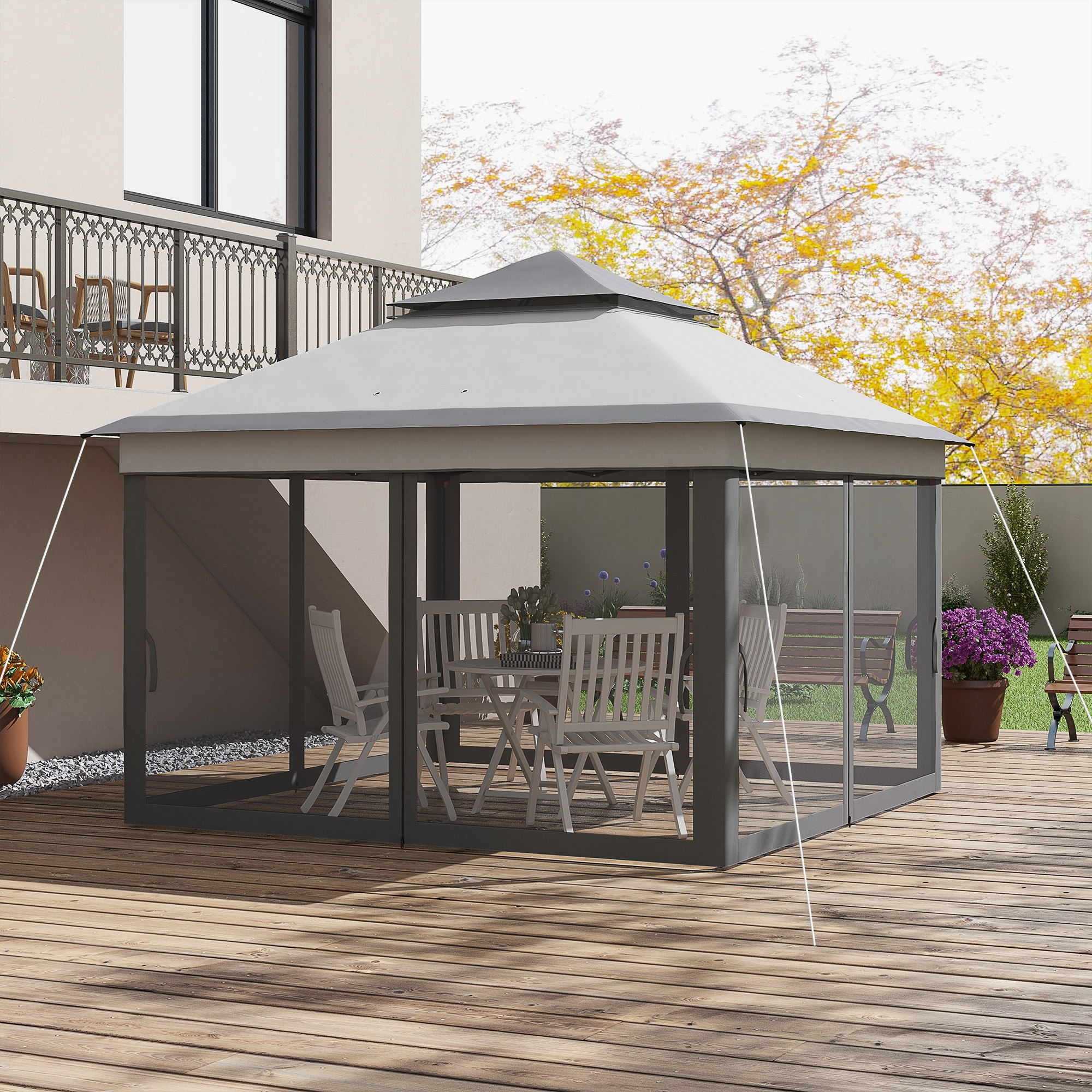 Un gazebo grigio con tavolo e sedie su un ponte di legno.