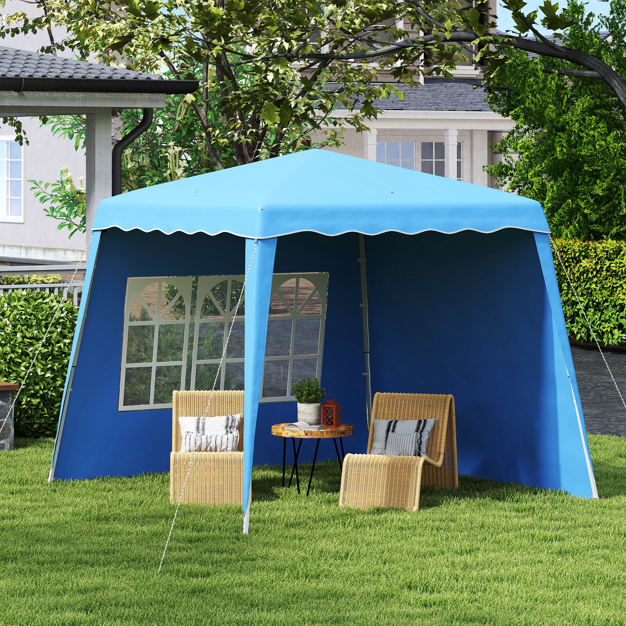 Un toldo azul en un jardín con dos sillas de mimbre y una mesa.