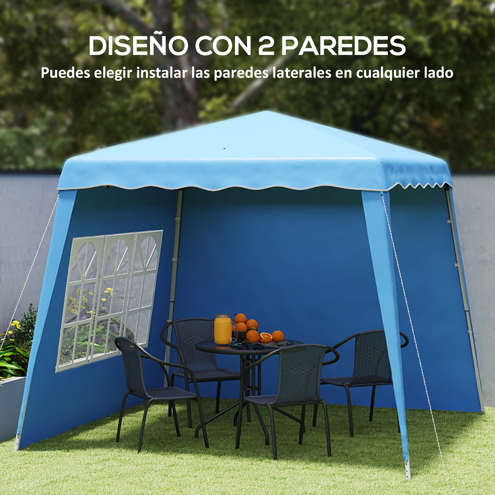 Una carpa azul con mesa, sillas, naranjas y ventana sobre césped.