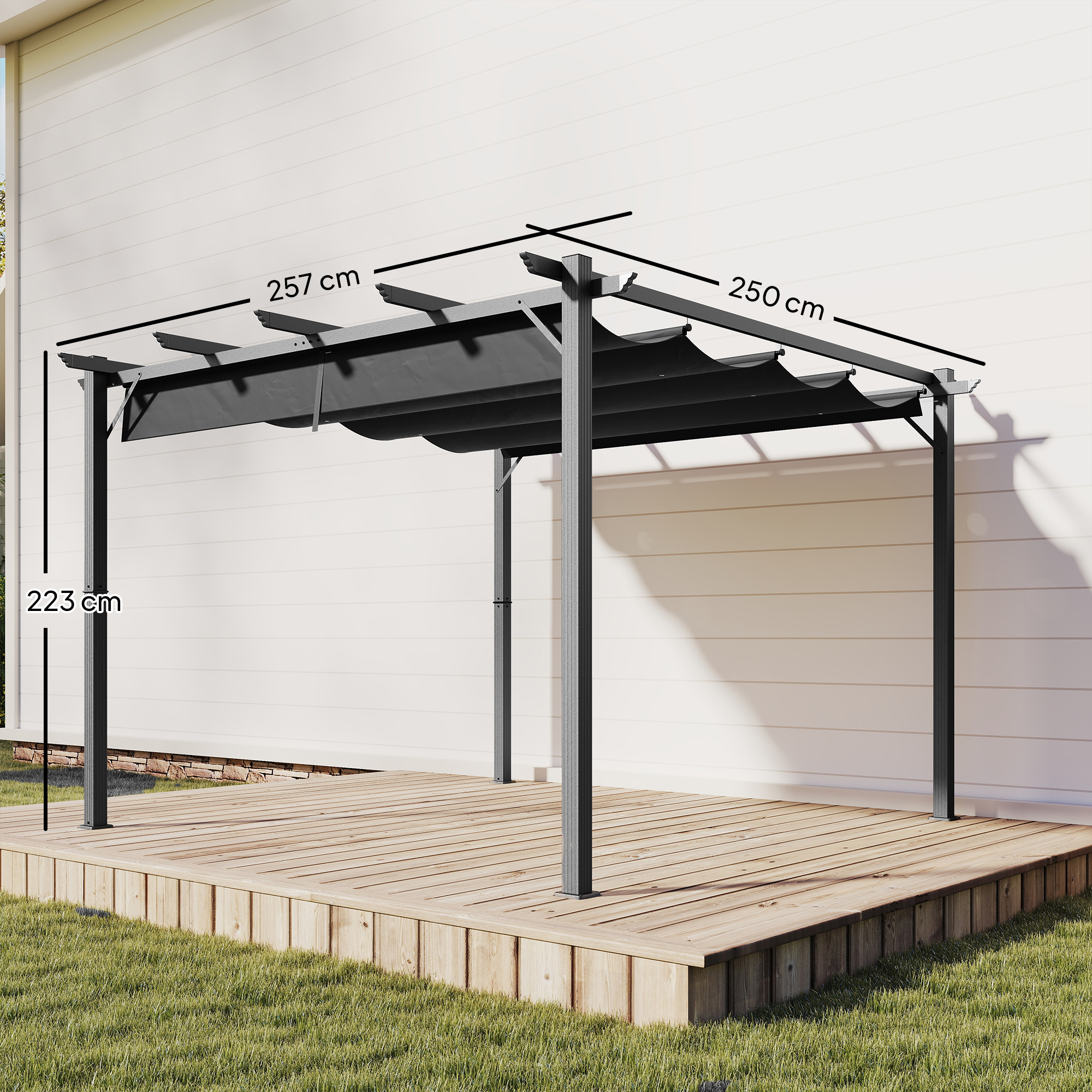 Pérgola gris con toldo negro sobre tarima de madera frente a casa.