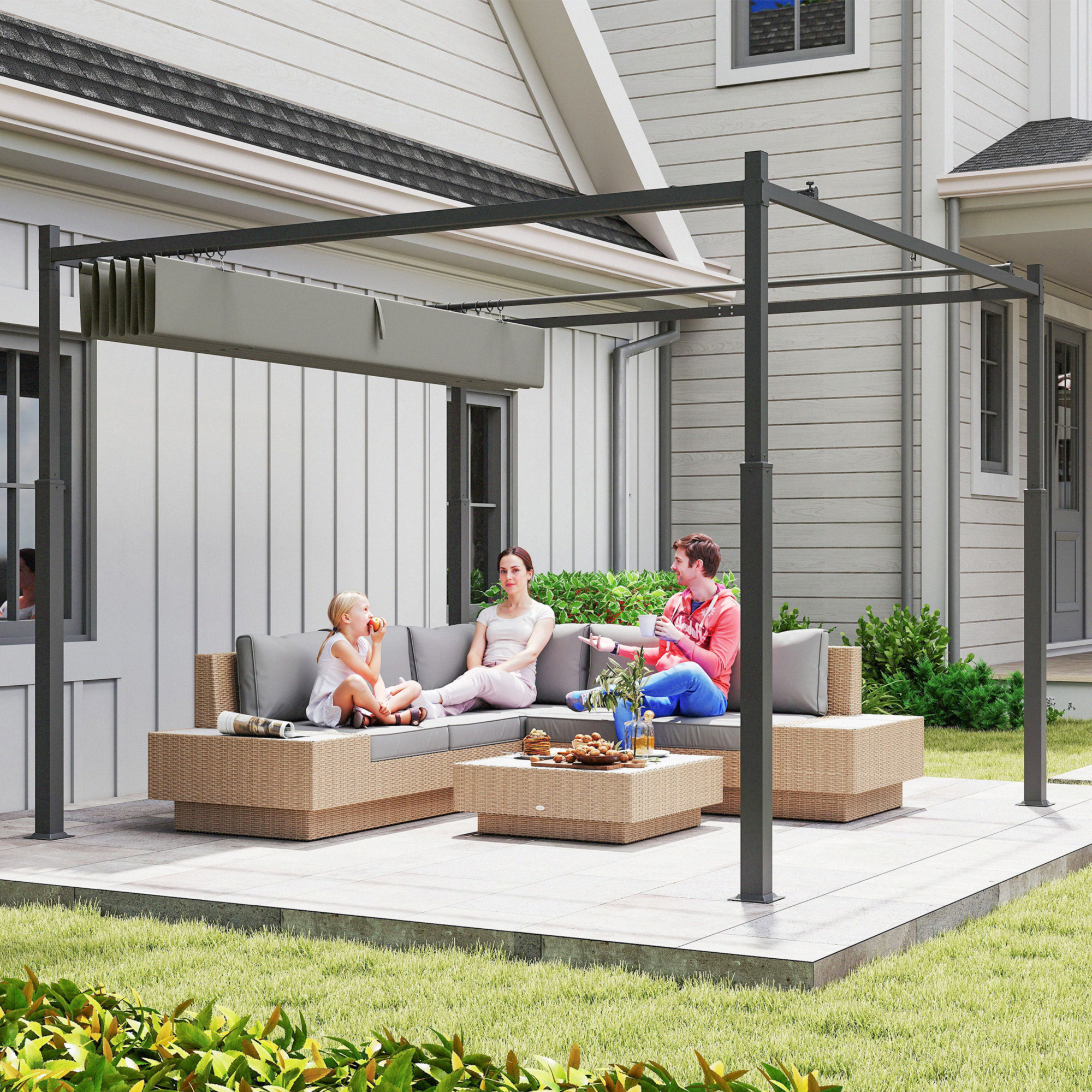 Familia relajándose en un sofá seccional al aire libre bajo una pérgola.