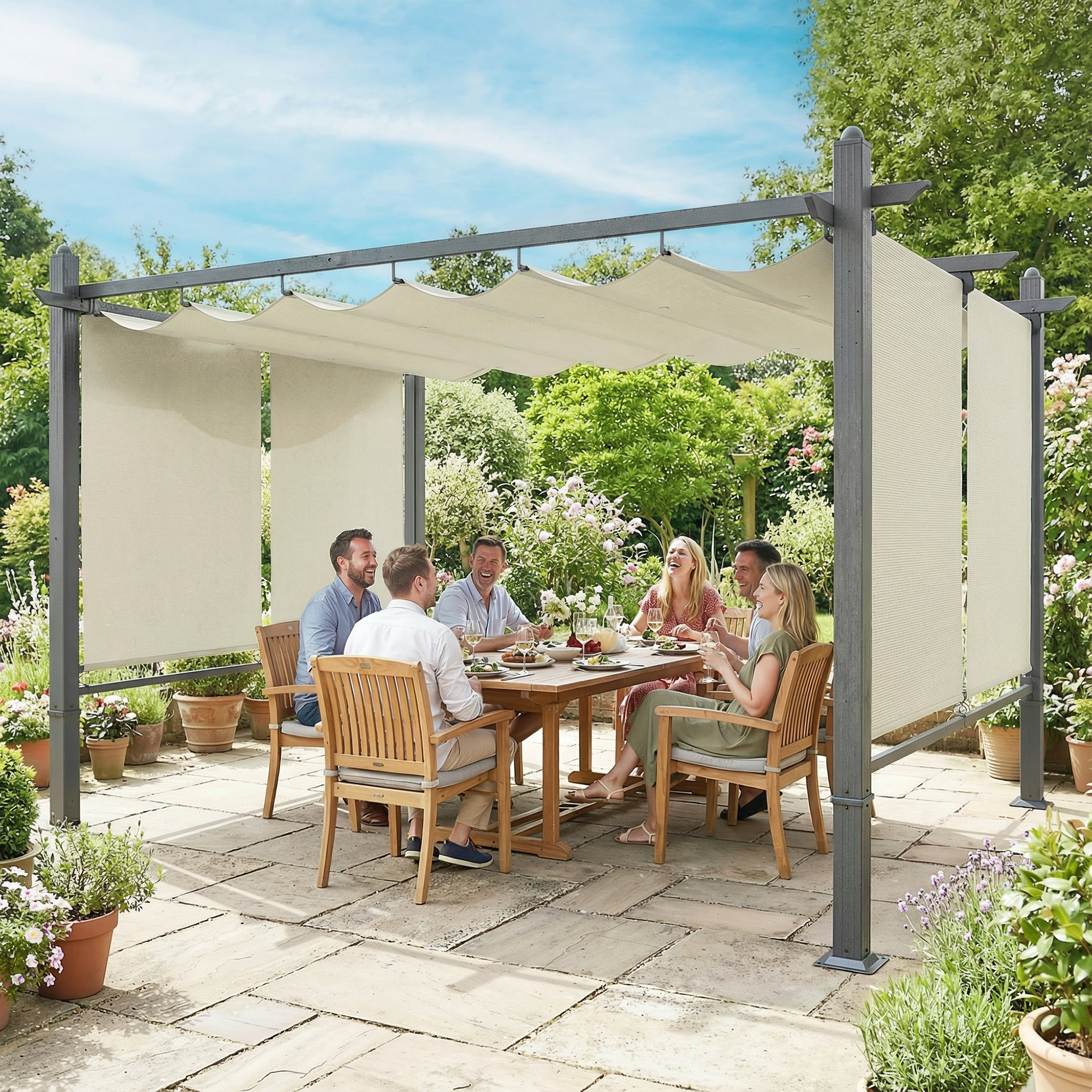 Seis personas disfrutan de un almuerzo al aire libre bajo una pérgola con toldos.