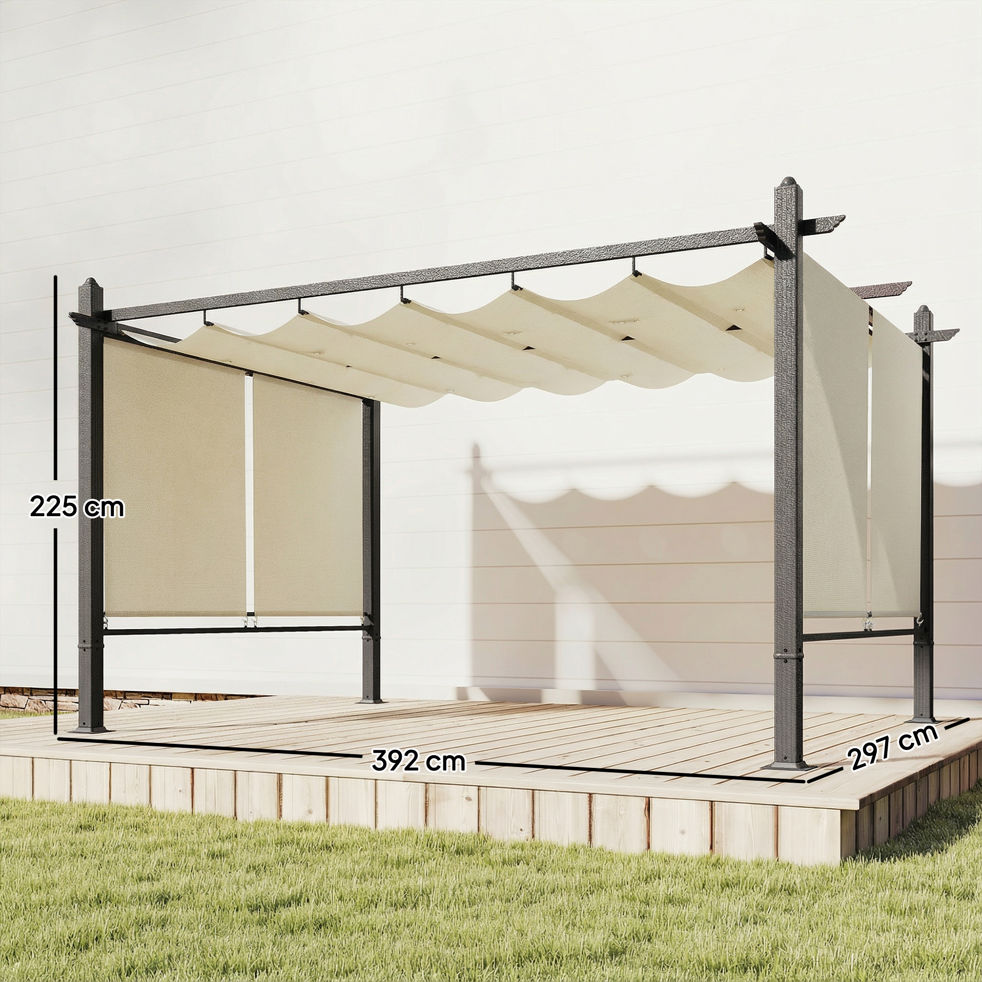 Pérgola de marco gris oscuro con toldos beige y cortinas laterales sobre tarima de madera.