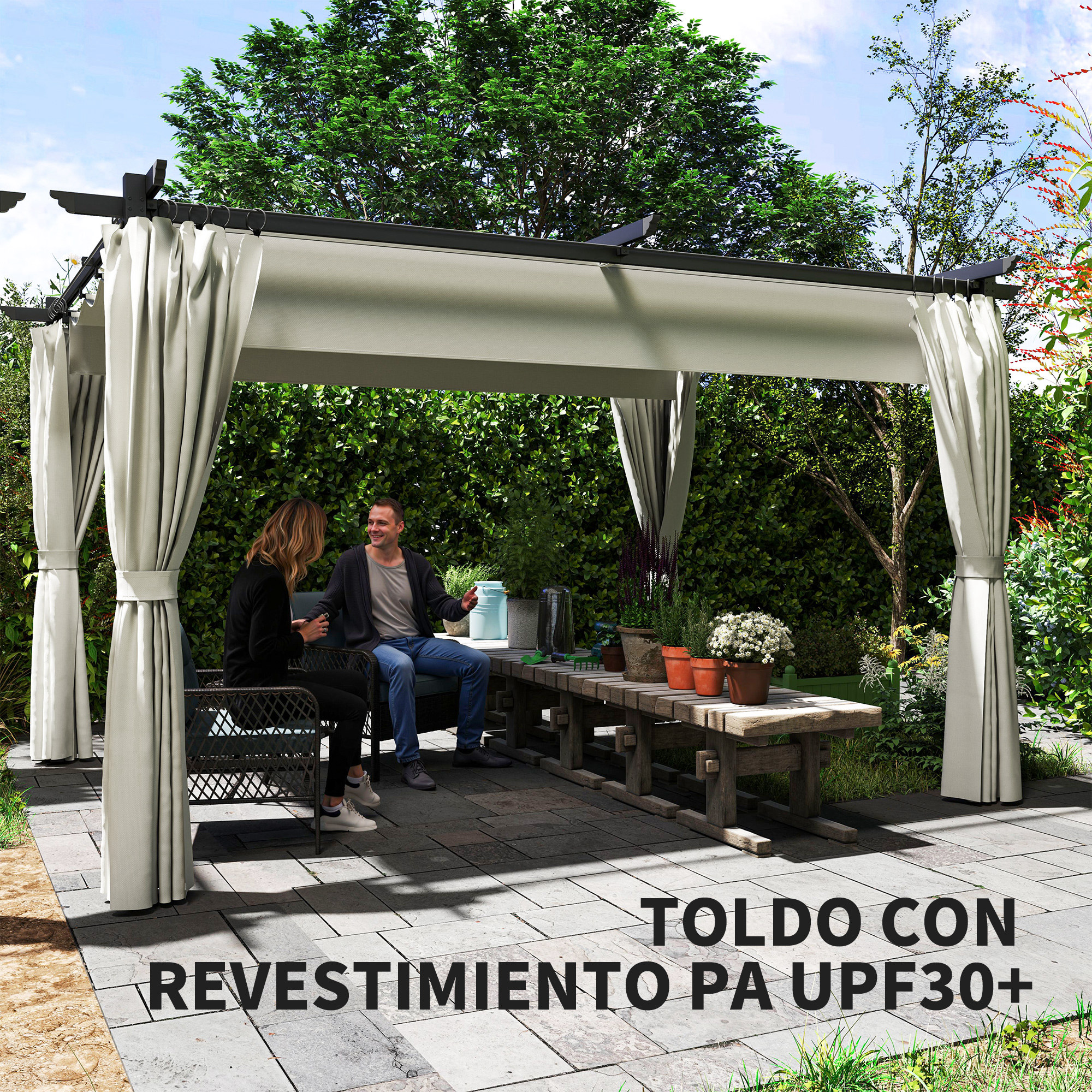 Una pareja sentada bajo un cenador con cortinas en un jardín. Mesa de madera con plantas.