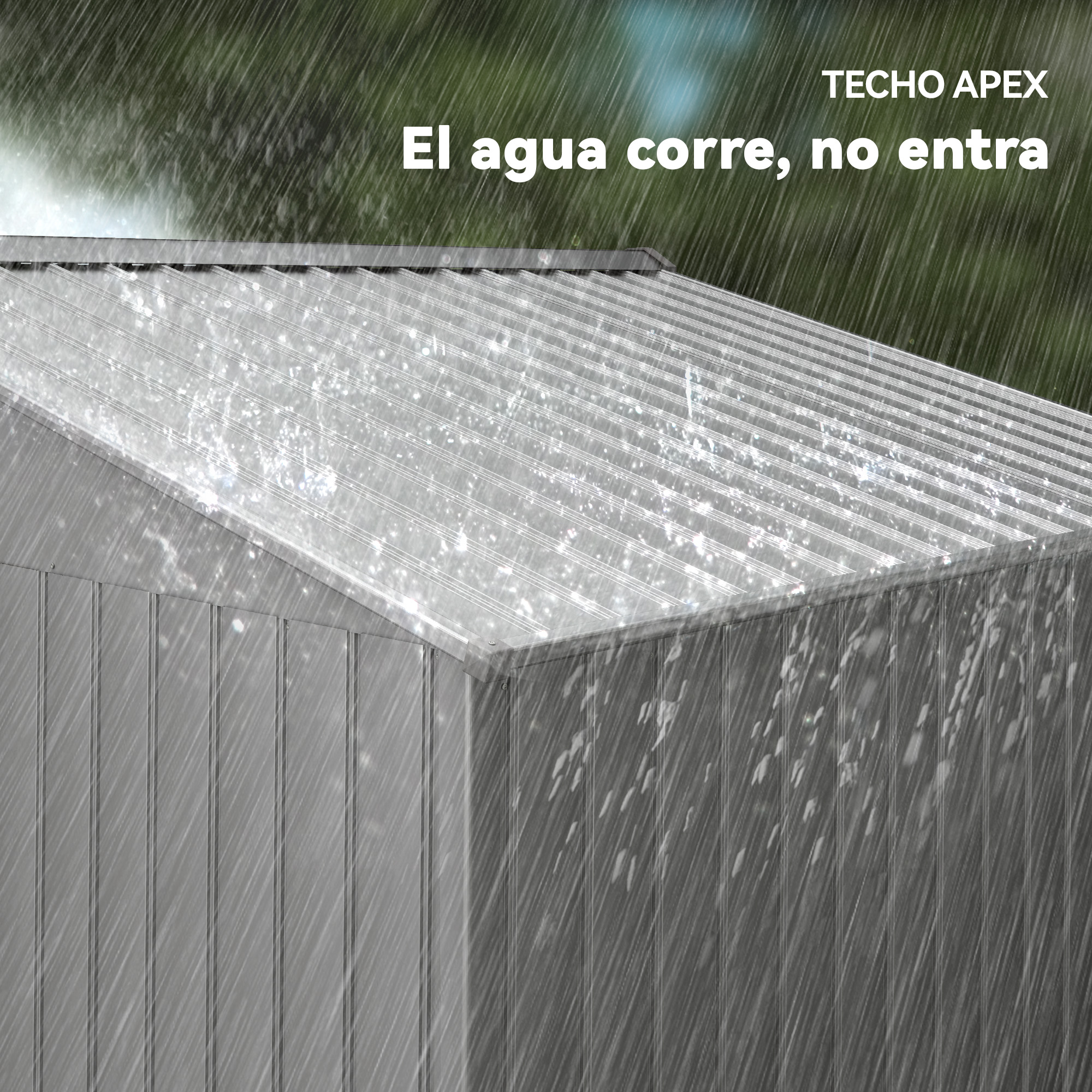 Un edificio de metal gris con techo inclinado bajo fuerte lluvia.