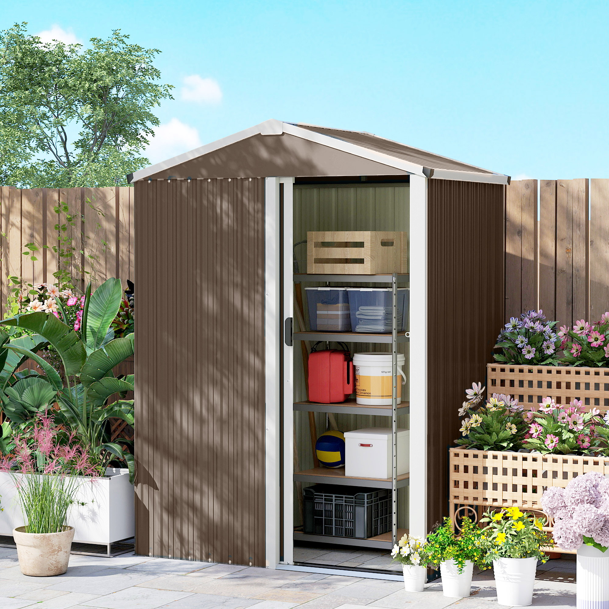 Cobertizo de jardín marrón con puertas abiertas, mostrando estantes con cajas.
